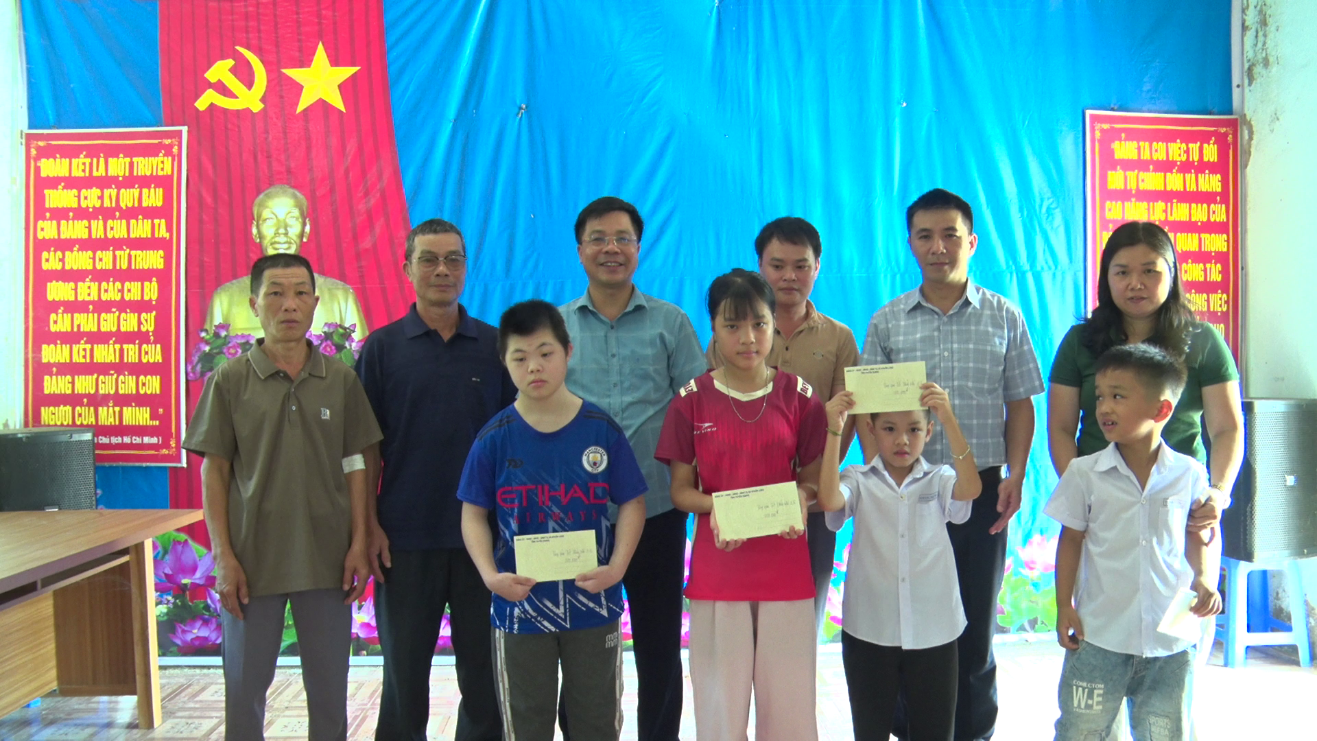 CÁC ĐỒNG CHÍ THƯỜNG TRỰC ĐẢNG ỦY, UBND XÃ THĂM, TẶNG QUÀ TRẺ EM KHUYẾT TẬT CÓ HOÀN CẢNH KHÓ KHĂN NHÂN DỊP TẾT THIẾU NHI 1/6