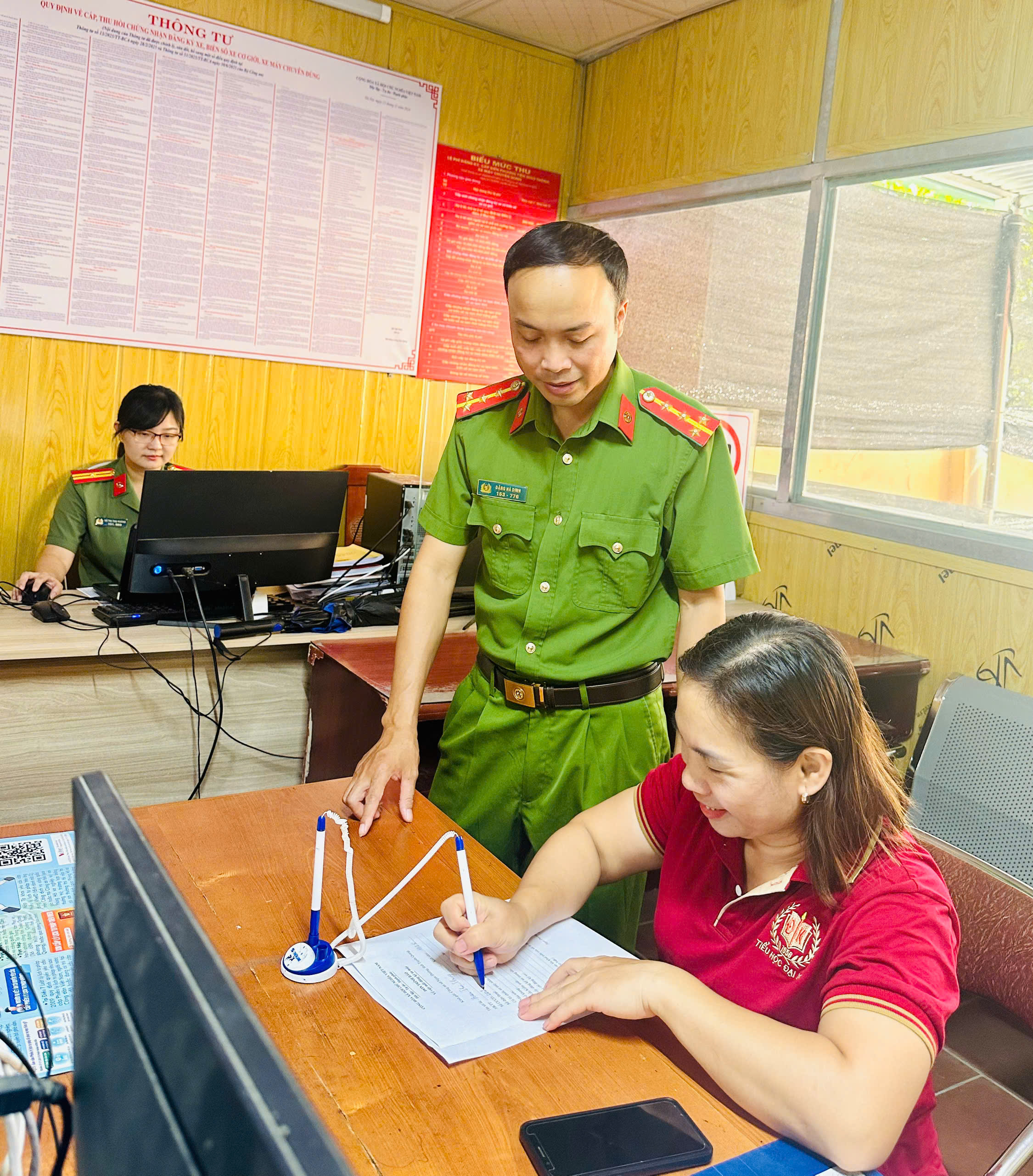 CÔNG AN XÃ NGỌC ĐƯỜNG: THỰC HIỆN CẮT GIẢM 50% THỜI GIAN GIẢI QUYẾT THỦ TỤC HÀNH CHÍNH LĨNH VỰC ĐĂNG KÝ, QUẢN LÝ PHƯƠNG TIỆN GIAO THÔNG CƠ GIỚI ĐƯỜNG BỘ - LẤY SỰ HÀI LÒNG CỦA NHÂN DÂN LÀM THƯỚC ĐO HIỆU QUẢ CÔNG TÁC