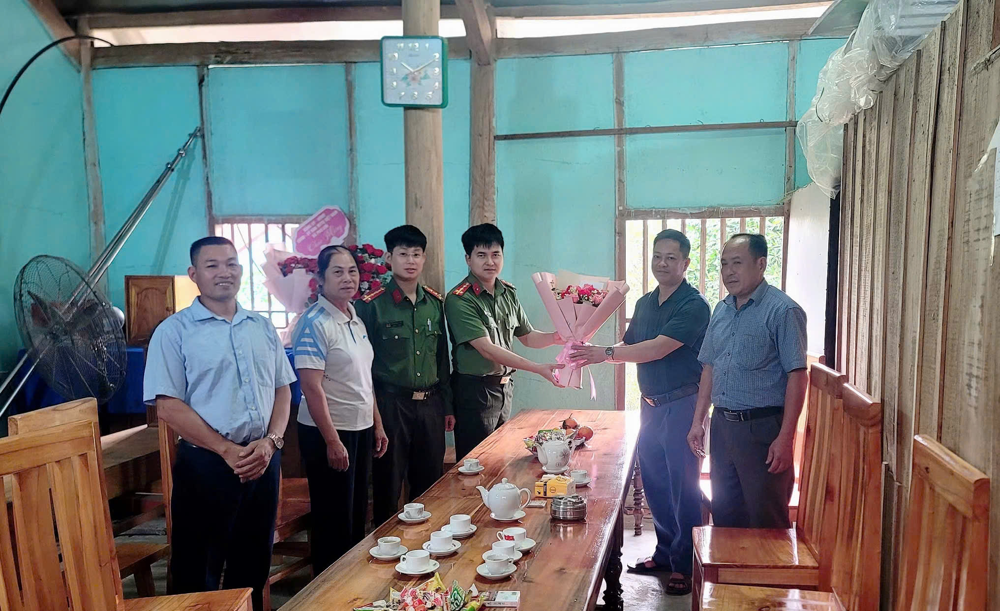 CÔNG AN XÃ PHÙ LƯU THĂM, CHÚC MỪNG VÀ TẶNG QUÀ HỌ GIÁO MINH DÂN NHÂN DỊP LỄ PHỤC SINH