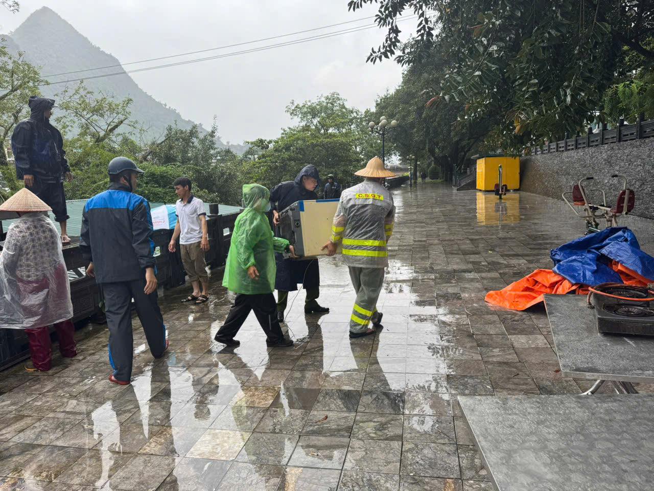 HỖ TRỢ NGƯỜI DÂN DI DỜI KHẨN CẤP DO NGẬP LỤT