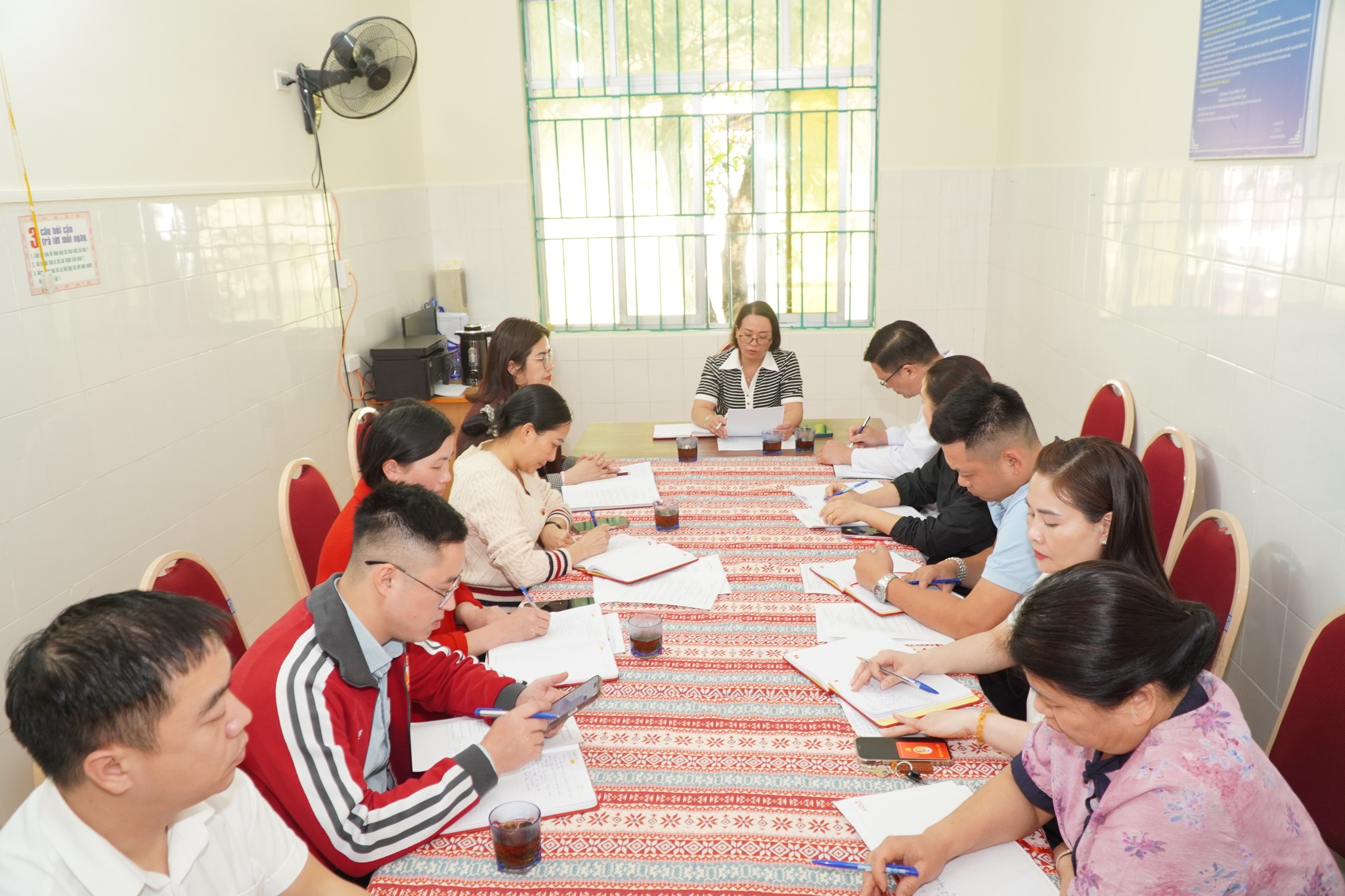 Phó Bí thư Thường trực Đảng ủy xã dự sinh hoạt Chi bộ 1, Đảng bộ Bệnh viện Đa khoa khu vực Mèo Vạc