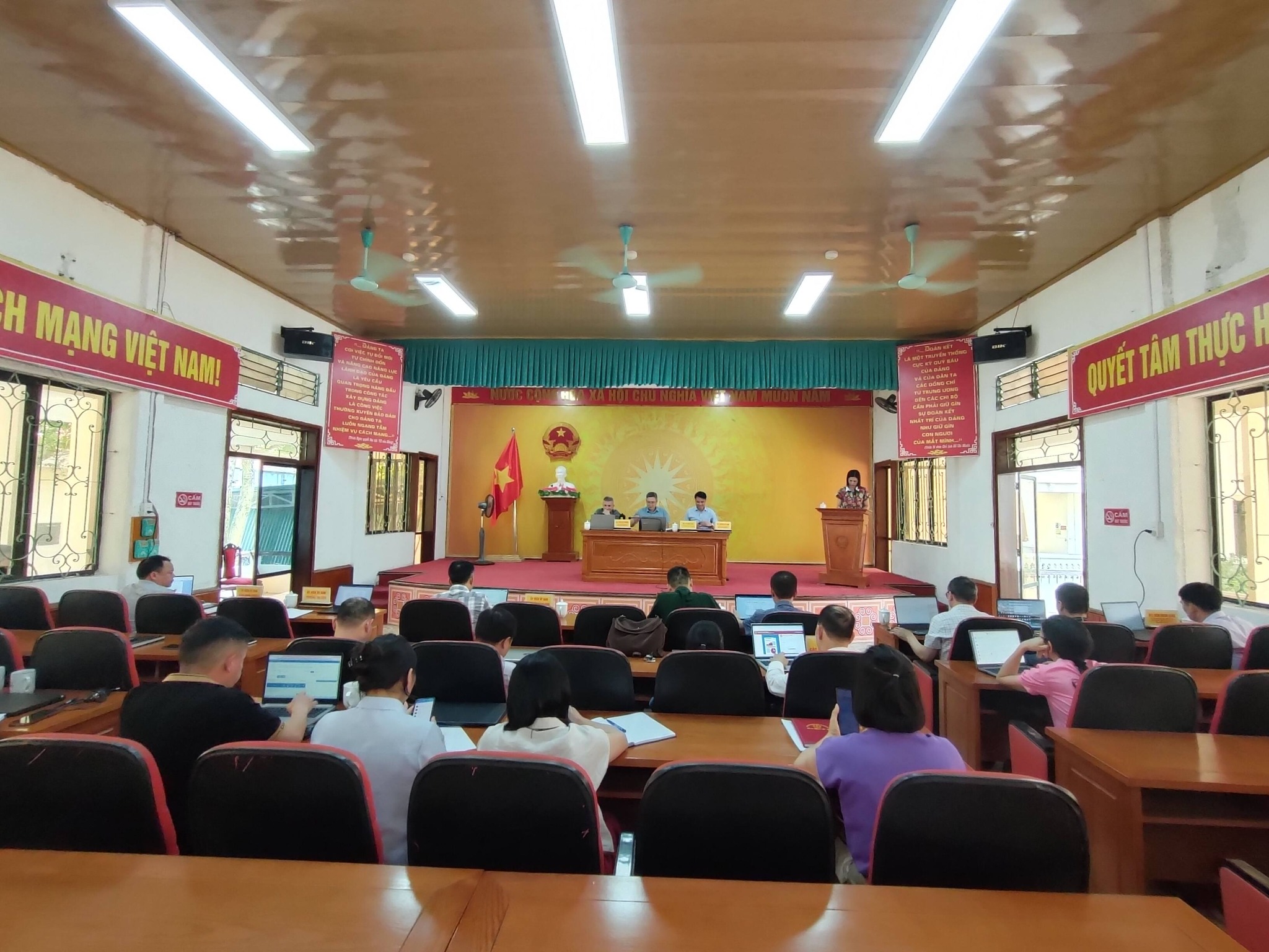 XÃ QUẢN BẠ TỔ CHỨC KỲ HỌP THƯỜNG KỲ THÁNG 5, ĐÁNH GIÁ KẾT QUẢ THỰC HIỆN NHIỆM VỤ 6 THÁNG ĐẦU NĂM 2026