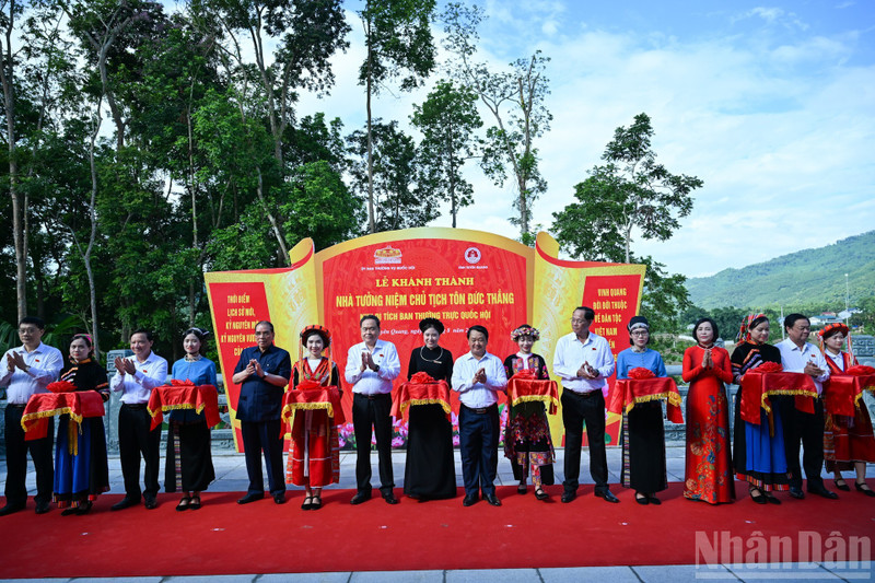 NA Chairman pays tribute to revolutionary predecessors in Tuyen Quang