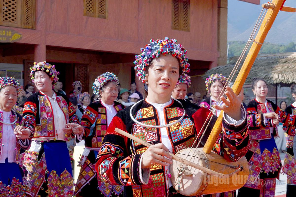 Sắc váy Lô Lô trong điệu vòng ngày hội
