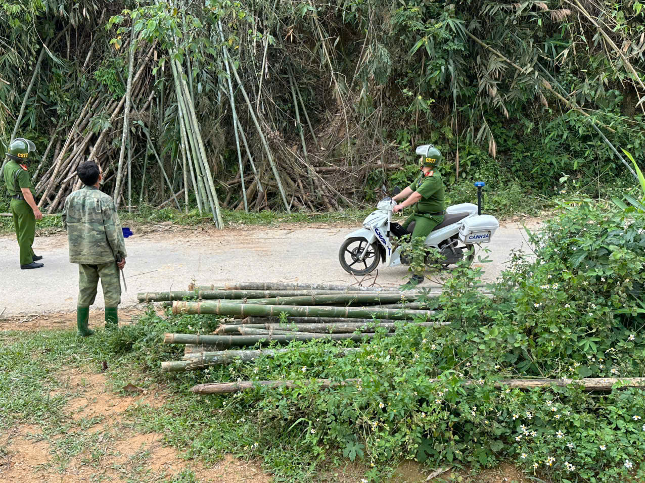 CÔNG AN XÃ LỰC HÀNH NHẮC NHỞ CÁC TRƯỜNG HỢP LẤN CHIẾM LÒNG, LỀ ĐƯỜNG GÂY MẤT ATGT