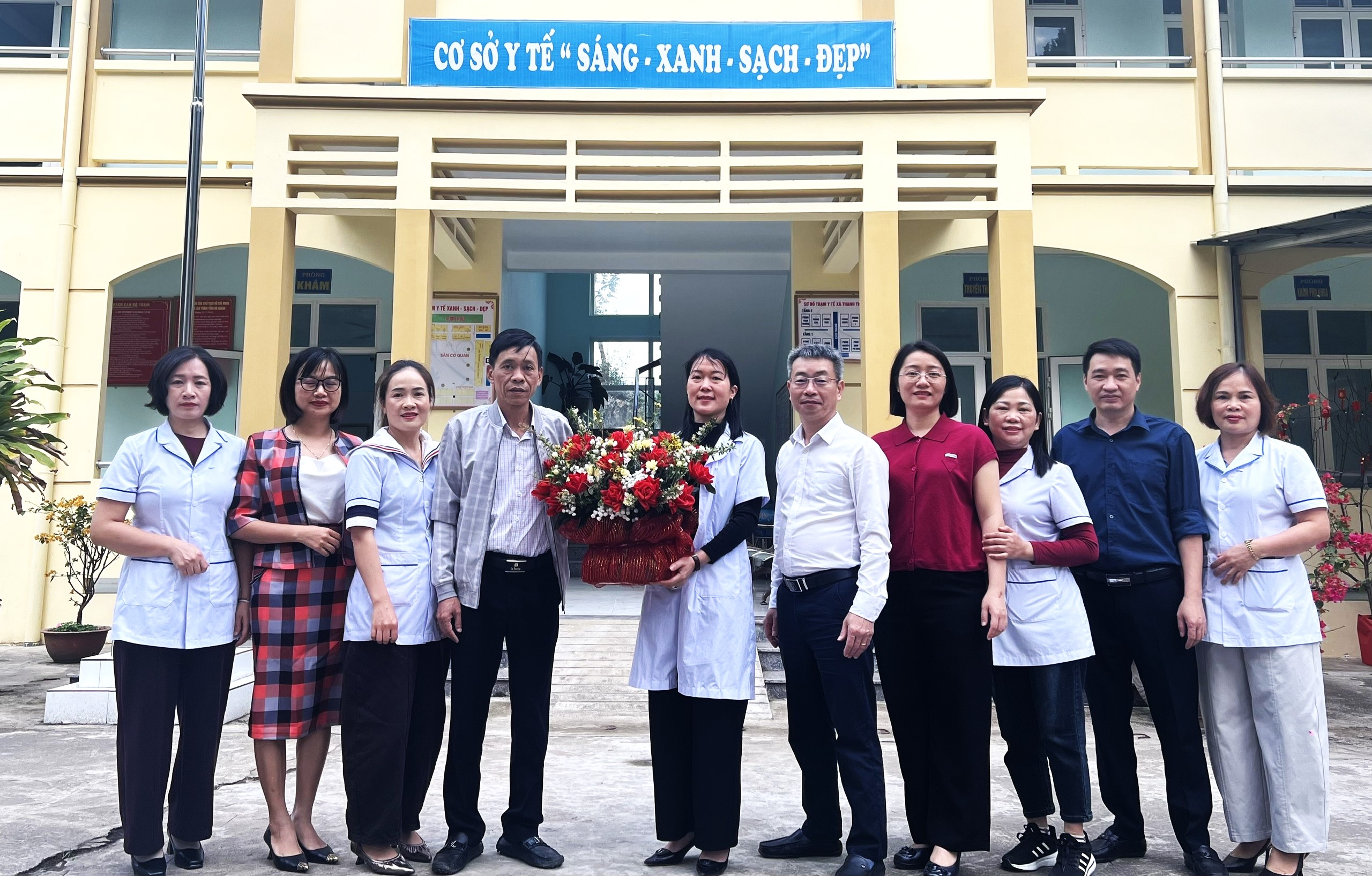 Lãnh đạo Xã Thanh Thủy thăm, tặng hoa chúc mừng Trạm Y tế