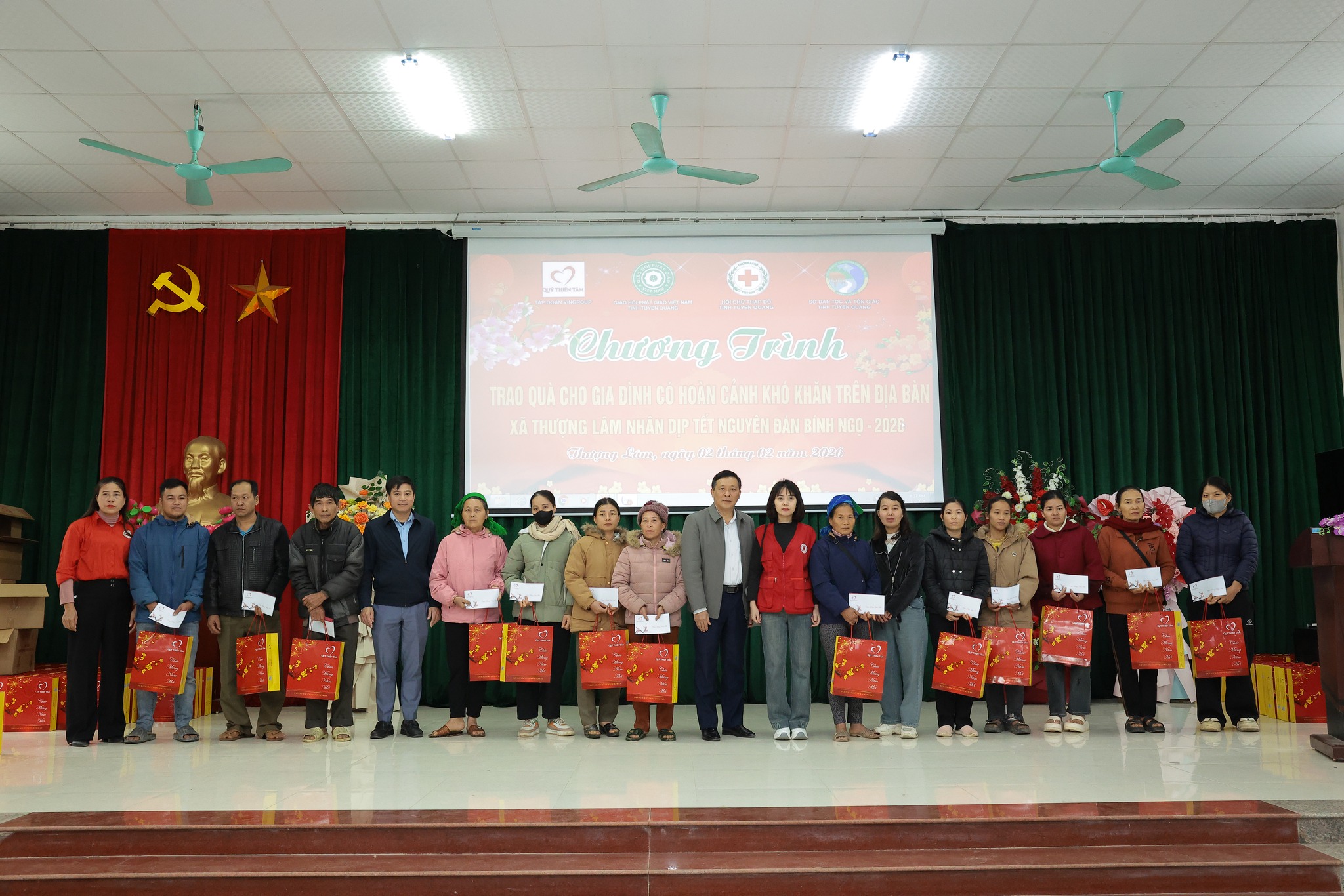 Chương trình trao tặng quà Tết cho các hộ nghèo, hộ cận nghèo trên địa bàn xã