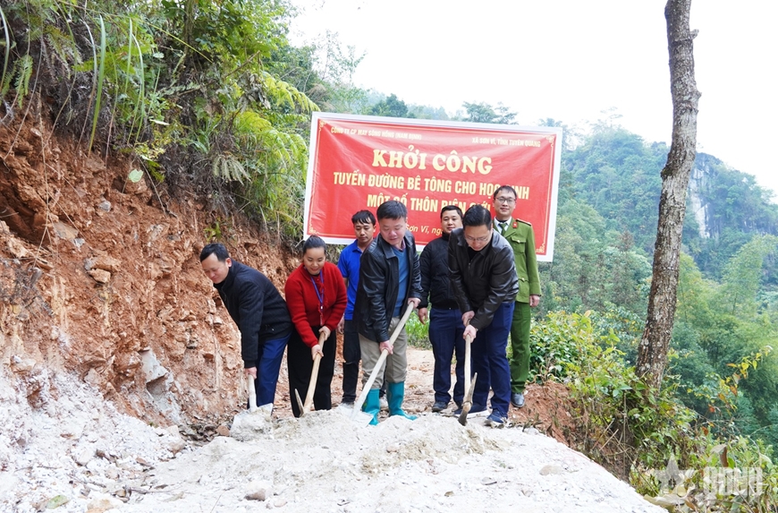 Khởi công xây dựng đường bê tông nông thôn tặng nhân dân xã biên giới Sơn Vĩ