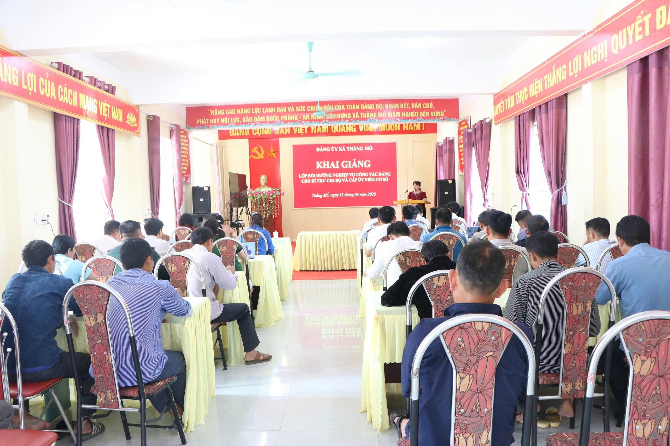 KHAI GIẢNG LỚP BỒI DƯỠNG NGHIỆP VỤ CÔNG TÁC ĐẢNG CHO BÍ THƯ CHI BỘ VÀ CẤP UỶ VIÊN CƠ SỞ