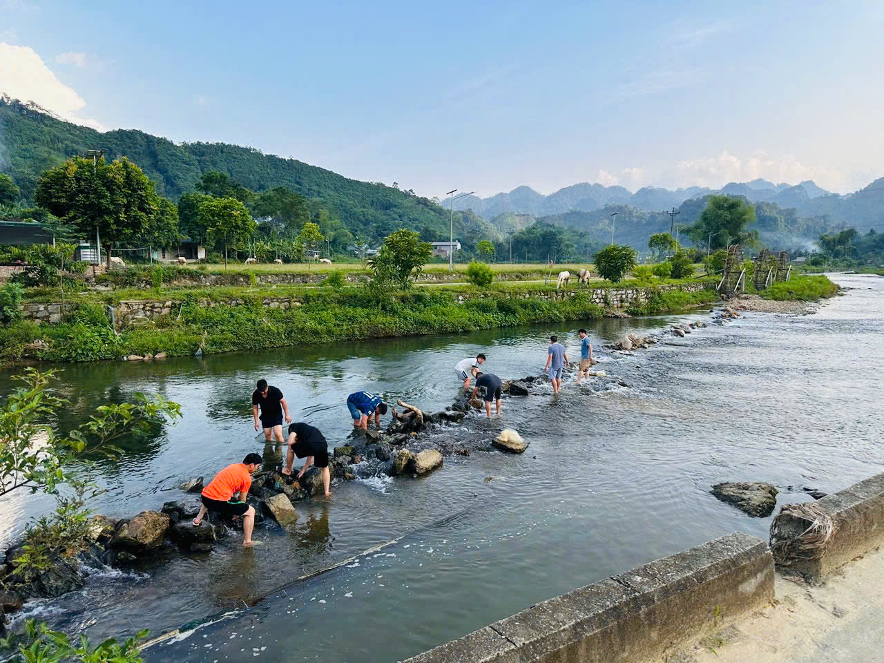 CÔNG AN XÃ CÔN LÔN CHUNG TAY GIỮ GÌN MÔI TRƯỜNG, VÌ CUỘC SỐNG BÌNH YÊN CỦA NHÂN DÂN