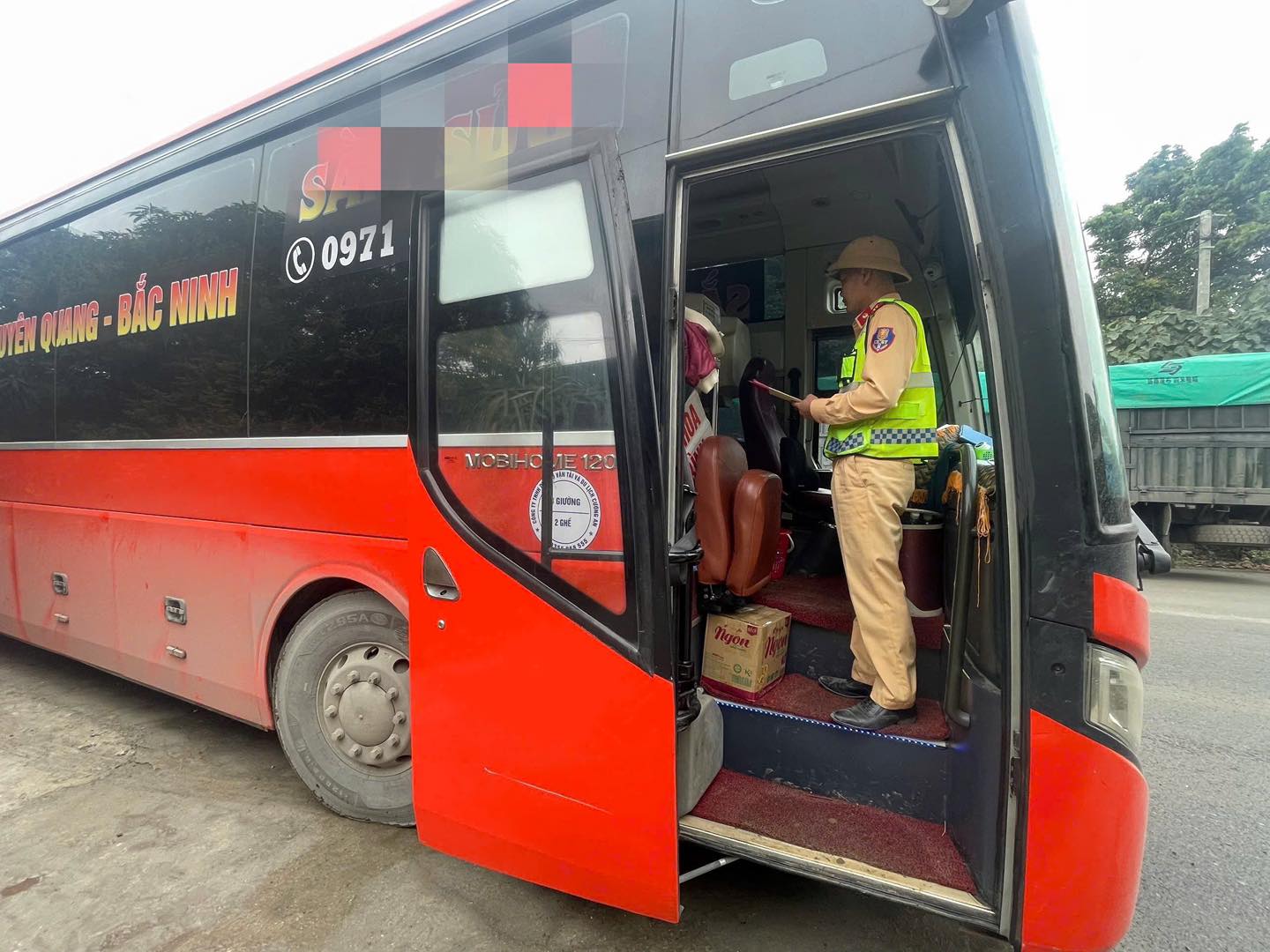 XỬ PHẠT 223,2 TRIỆU ĐỒNG ĐỐI VỚI XE Ô TÔ KHÁCH CHỞ 300% SỐ NGƯỜI ĐƯỢC PHÉP CHỞ