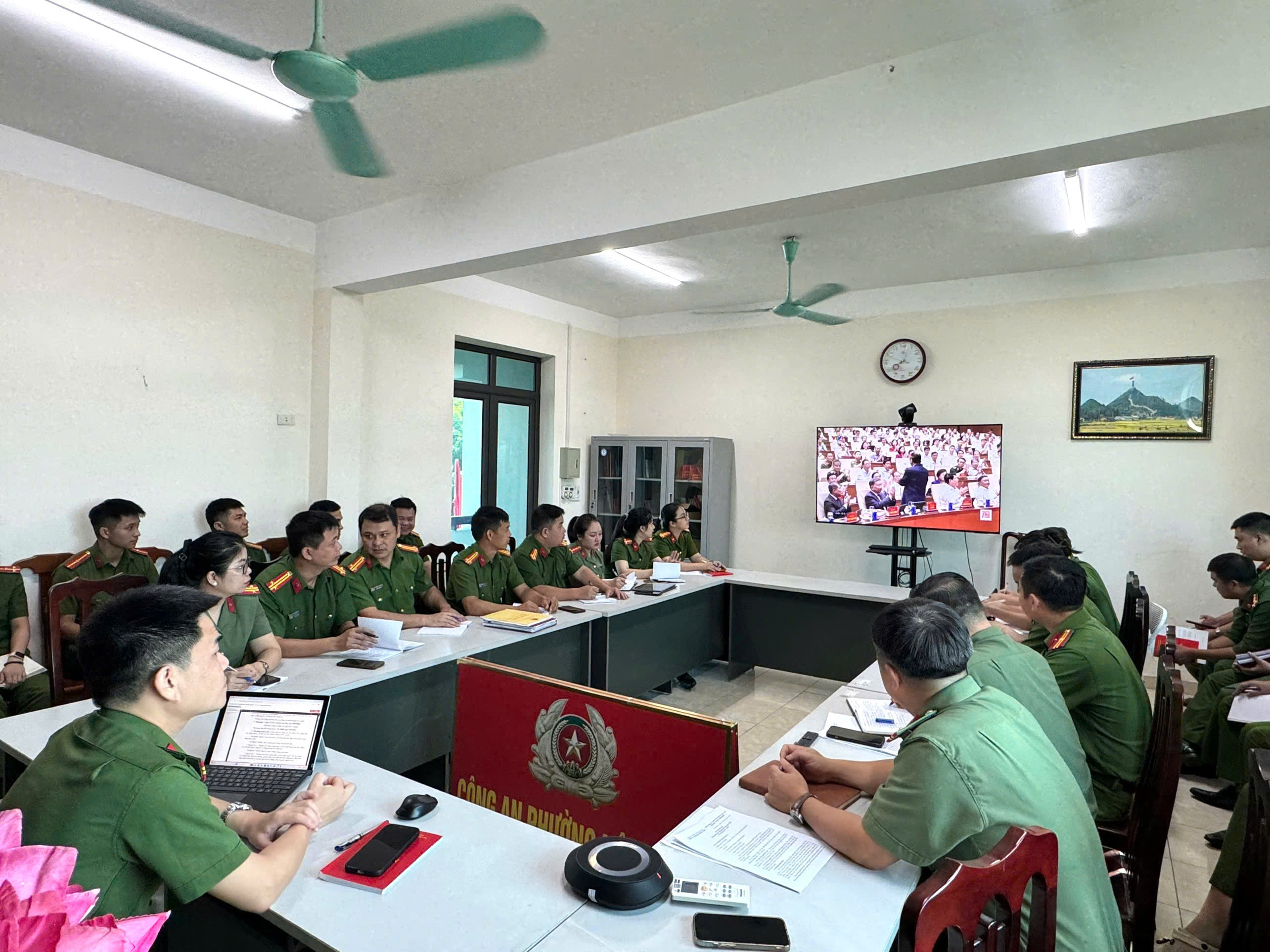 CÔNG AN PHƯỜNG NÔNG TIẾN NGHIÊM TÚC HỌC TẬP, QUÁN TRIỆT CÁC NGHỊ QUYẾT, CHỈ THỊ CỦA BỘ CHÍNH TRỊ
