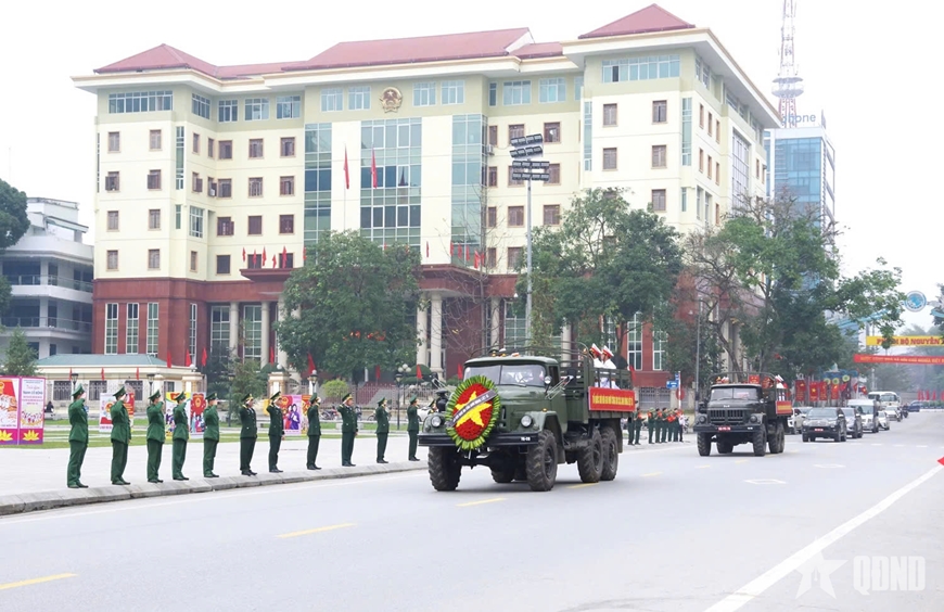 Bộ CHQS tỉnh Tuyên Quang di chuyển hài cốt liệt sĩ về an táng tại Nghĩa trang Liệt sĩ Vị Xuyên