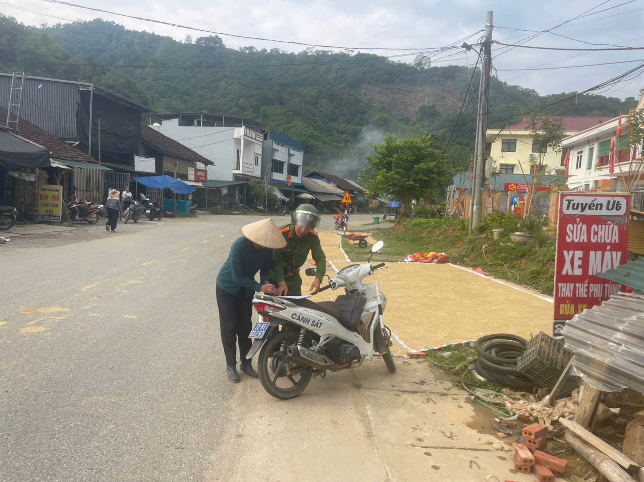 CÔNG AN XÃ THƯỢNG NÔNG TĂNG CƯỜNG TUYÊN TRUYỀN, KÝ CAM KẾT VÀ TUẦN TRA XỬ LÝ TÌNH TRẠNG PHƠI NÔNG SẢN TRÊN ĐƯỜNG GIAO THÔNG