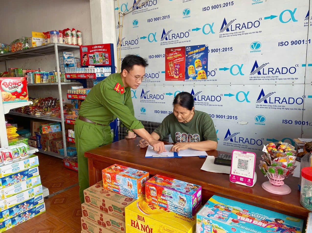 CÔNG AN XÃ SƠN THỦY TĂNG CƯỜNG TUYÊN TRUYỀN, KÝ CAM KẾT VỚI CÁC CƠ SỞ KINH DOANH VỀ CHẤP HÀNH QUY ĐỊNH CỦA PHÁP LUẬT