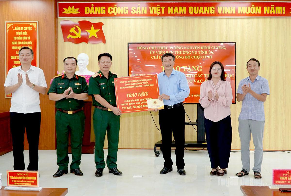 Thiếu tướng Nguyễn Đình Cương trao tặng vật tư, trang thiết bị cho các trường học của xã Mèo Vạc và Sơn Vĩ
