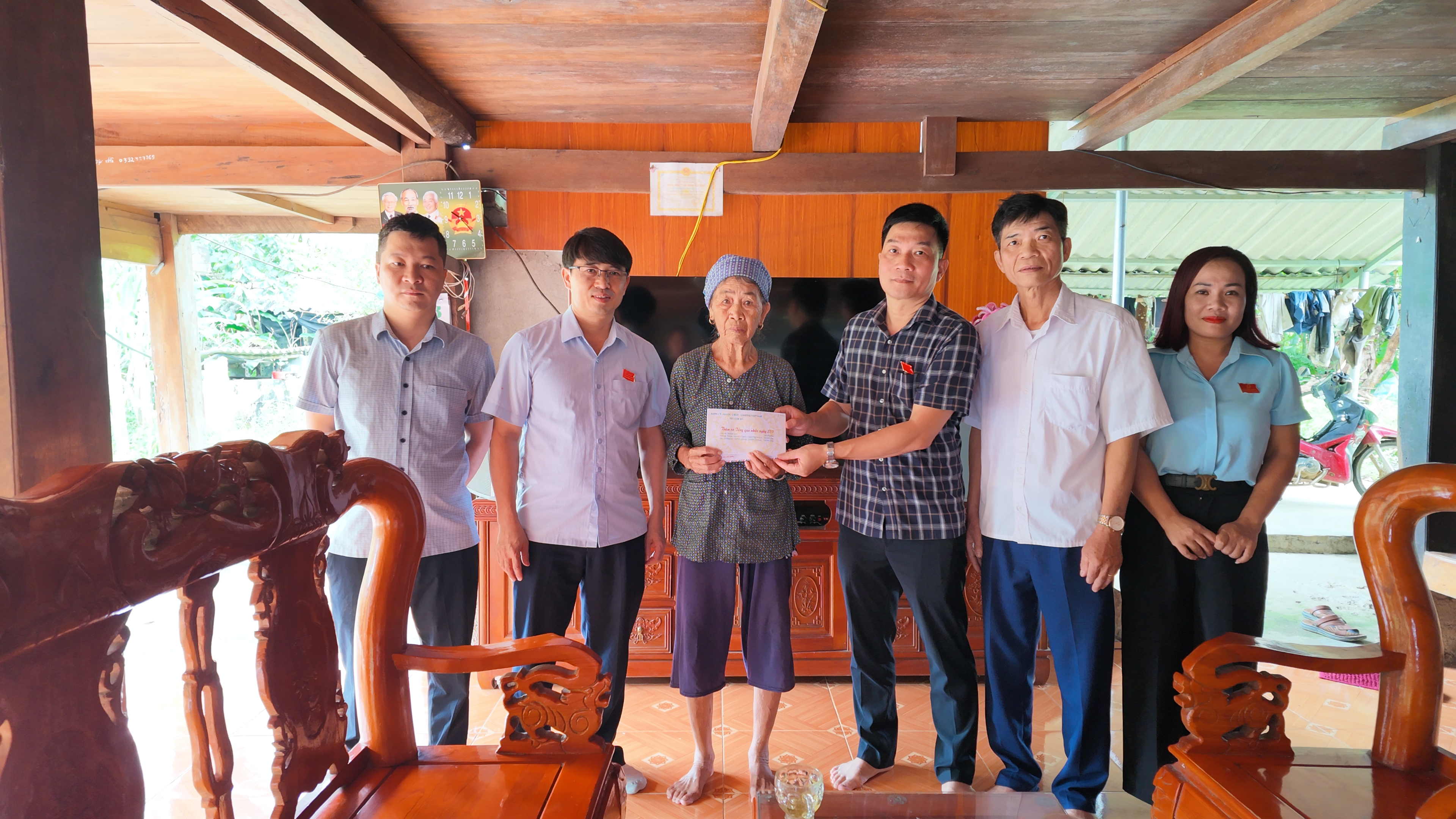 Đồng chí Hoàng Thanh Tịnh – Bí thư Đảng uỷ, Chủ tịch HĐND xã Linh Hồ thăm, tặng quà nhân Ngày Thương binh - Liệt sĩ 27/7