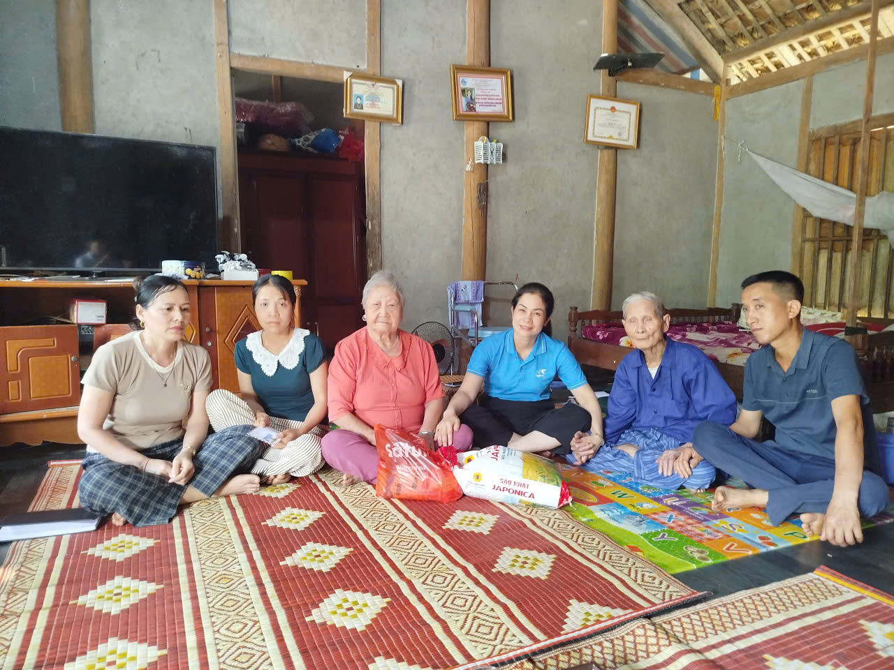 Hội LHPN xã Vĩnh Tuy thăm hỏi, hỗ trợ gia đình hội viên bị cháy nhà tại thôn Đông Thành