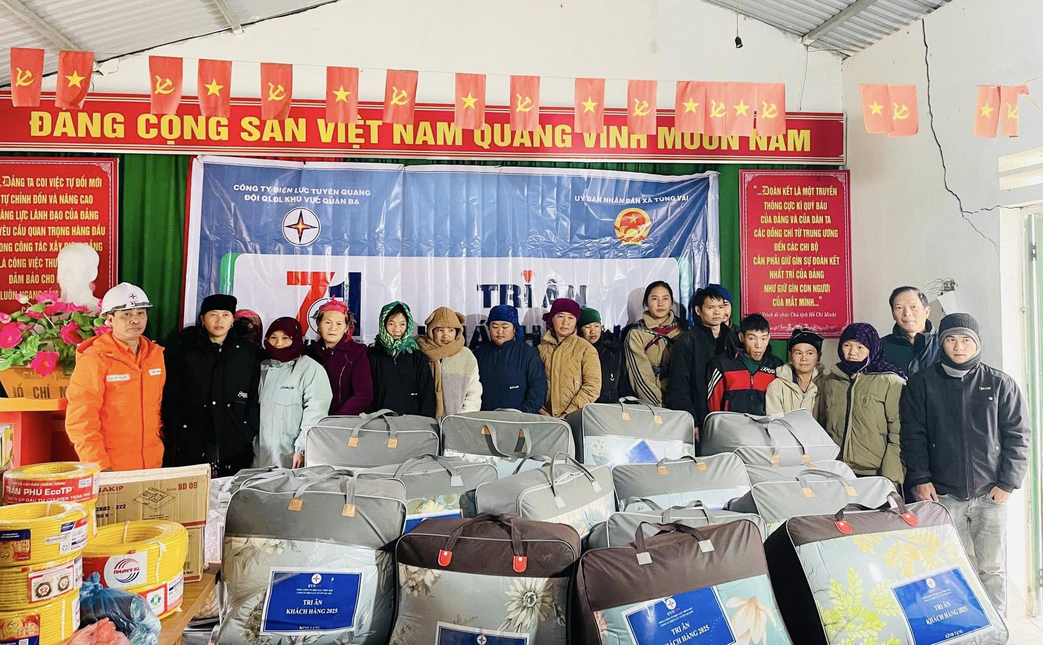 Đội quản lý Điện lực khu vực Quản Bạ tổ chức nhiều hoạt động ý nghĩa tại xã  Tùng Vài. 