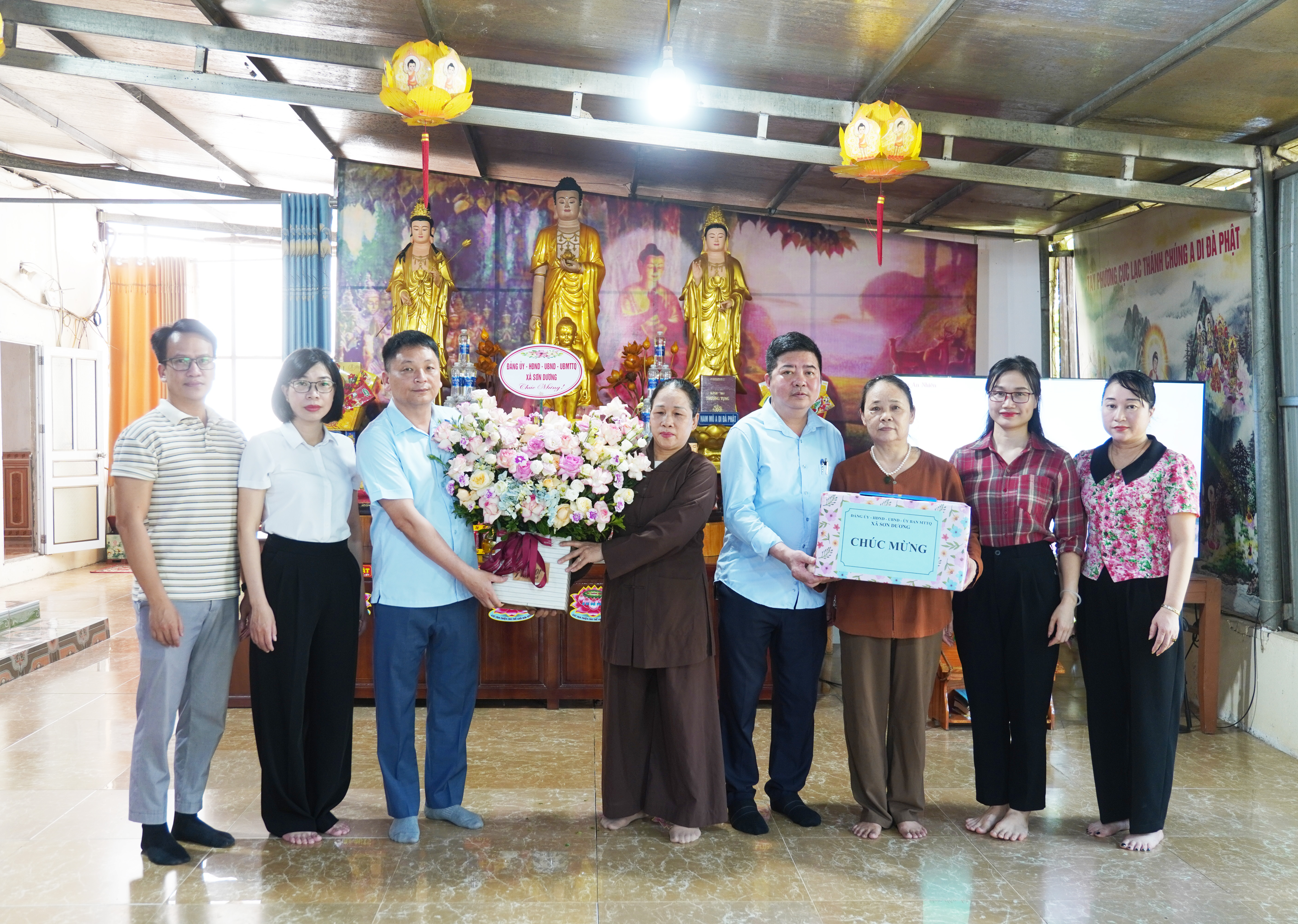 Đồng chí Chủ tịch UBND xã thăm, tặng quà chúc mừng Đại lễ Phật đản năm 2026 tại chùa Lang Đạo
