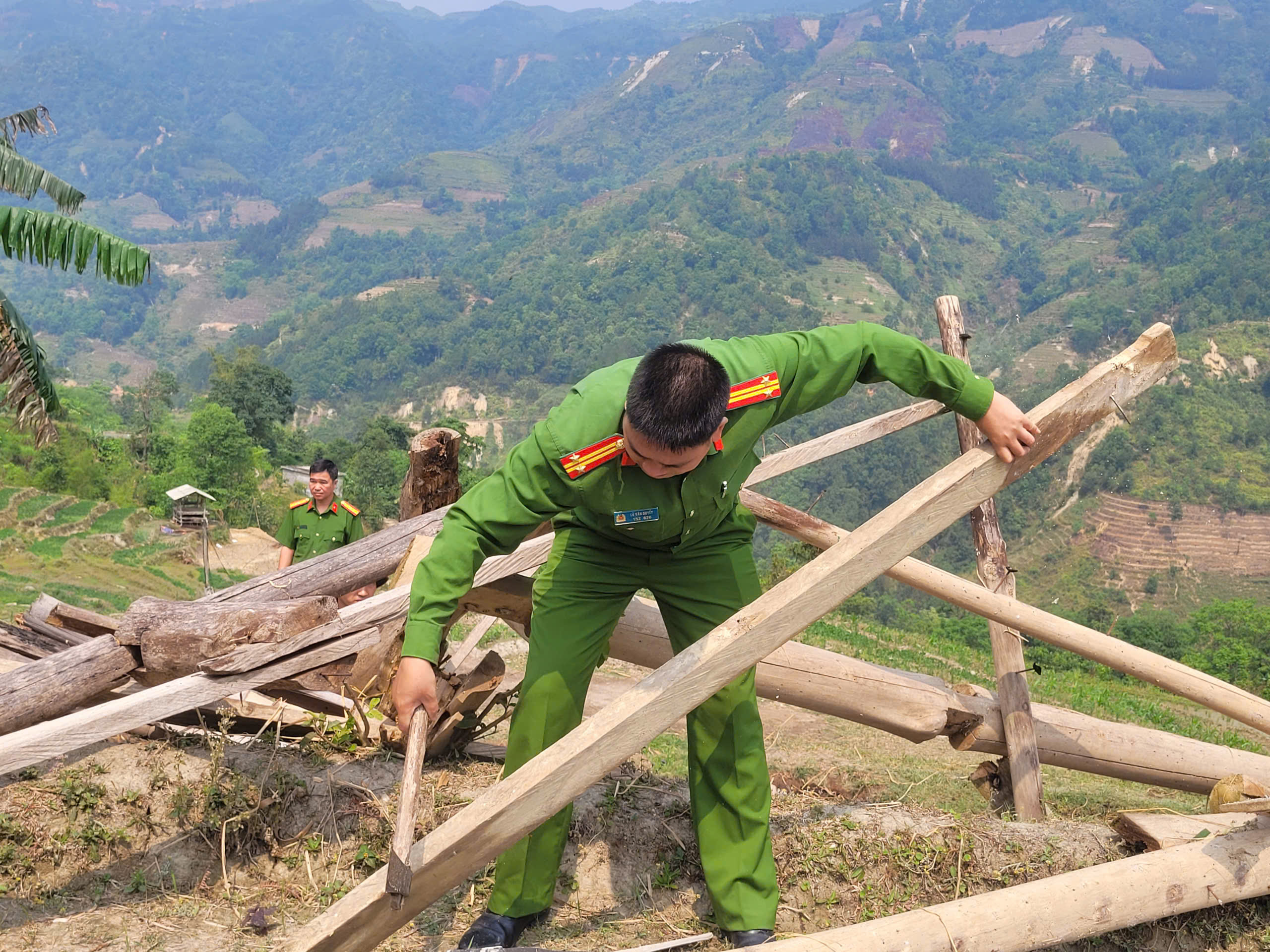 CÔNG AN XÃ BẢN MÁY THỰC HIỆN PHONG TRÀO THI ĐUA “BA NHẤT” GIÚP DÂN KHẮC PHỤC HẬU QUẢ DÔNG LỐC TẠI THÔN PHỦNG CÁ