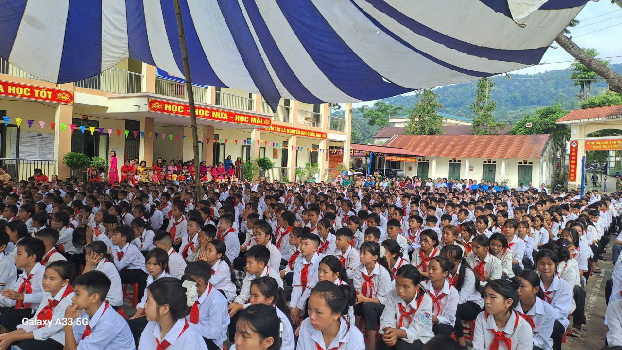 1. Hoc sinh truong TH&THCS Tan Tien.jpg