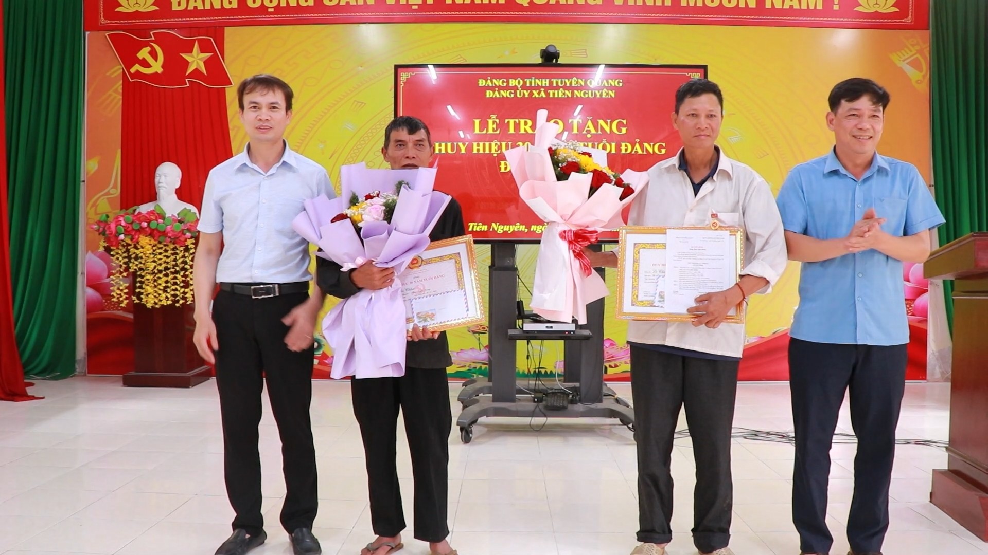 Đảng ủy xã Tiên Nguyên trao Huy hiệu 30 năm tuổi Đảng