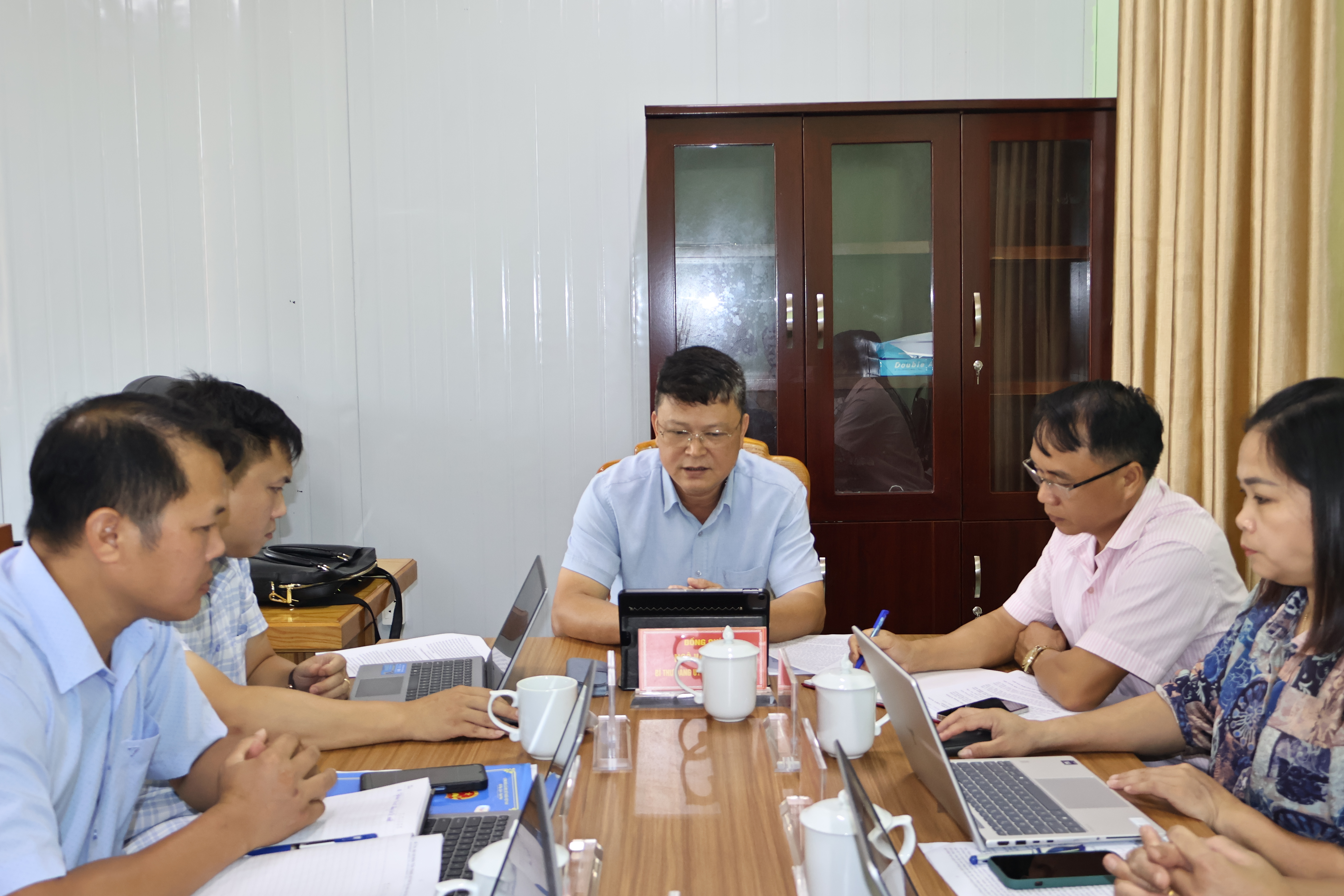 Đồng chí Bí thư Đảng ủy, Chủ tịch HĐND xã chủ trì buổi làm việc với UBND xã về công tác quản lý hoạt động san đào, lấp đất