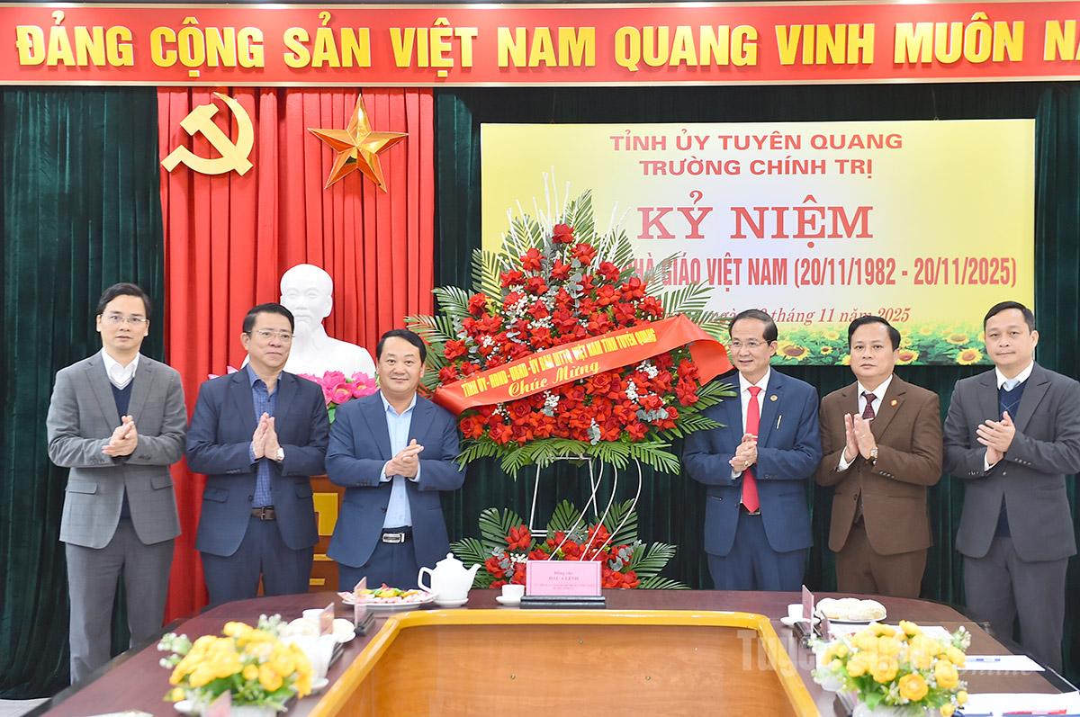 Bí thư Tỉnh ủy Hầu A Lềnh thăm, chúc mừng Trường Chính trị tỉnh nhân Ngày Nhà giáo Việt Nam