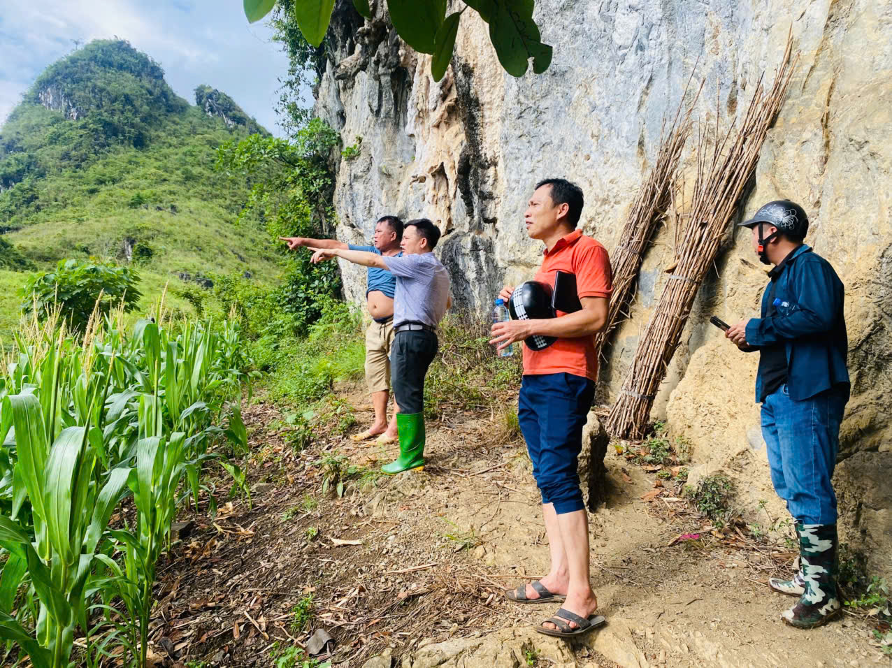 Đồng chí Chủ tịch UBND xã Nguyễn Đình Phúc, khảo sát thực tế tuyến đường Nà Liên- Phìn Tỷ C