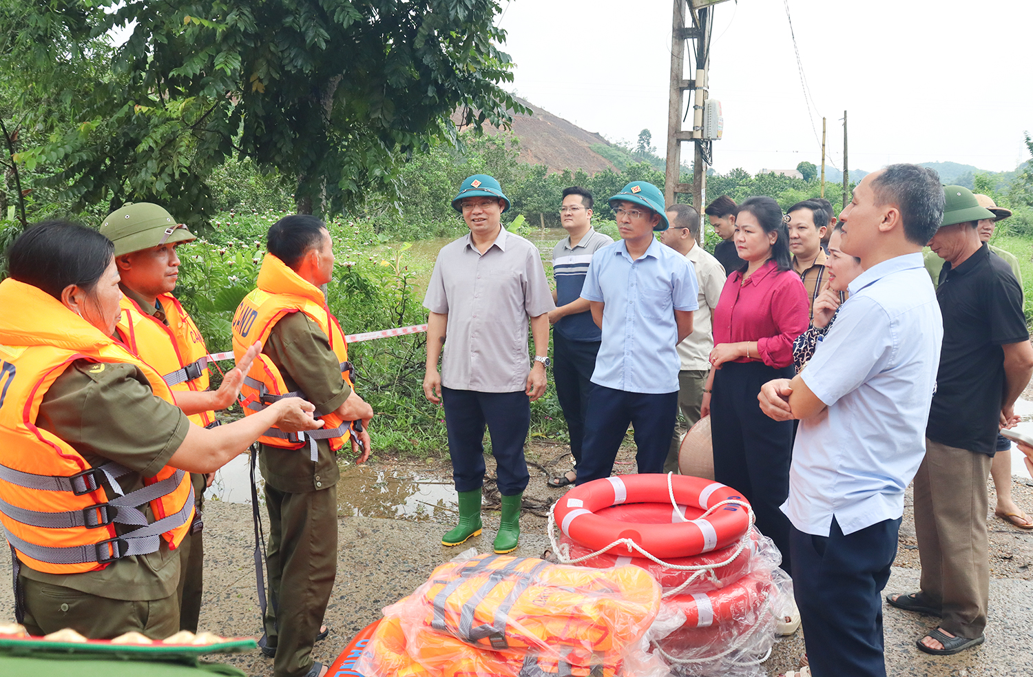 Đồng chí Bí thư Đảng ủy xã yên Sơn kiểm tra công tác ứng phó với mưa lũ do ảnh hưởng của Hoàn lưu bão số 10