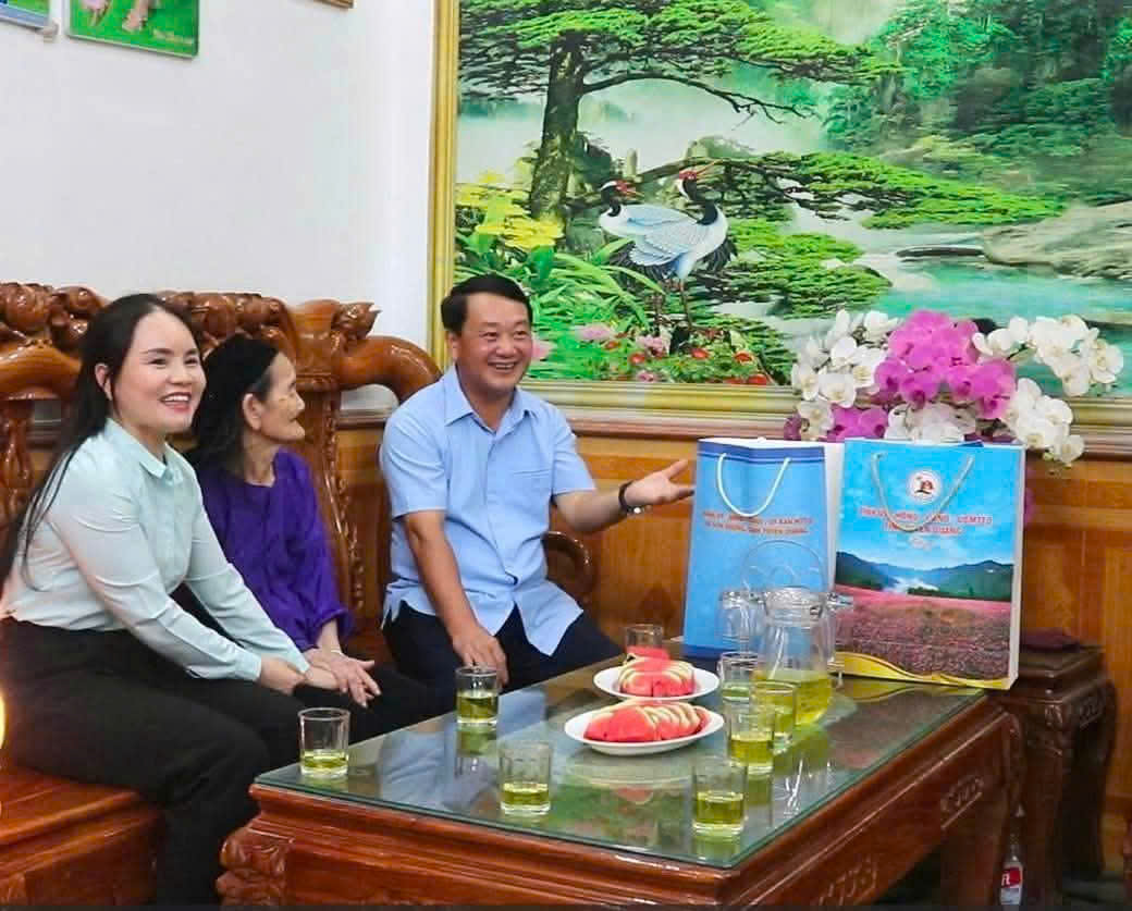 Đồng chí Bí thư Tỉnh ủy Hầu A Lềnh thăm, tặng quà Mẹ Việt Nam Anh hùng Tình Thị Lộc và thương binh tiêu biểu tại xã Sơn Dương