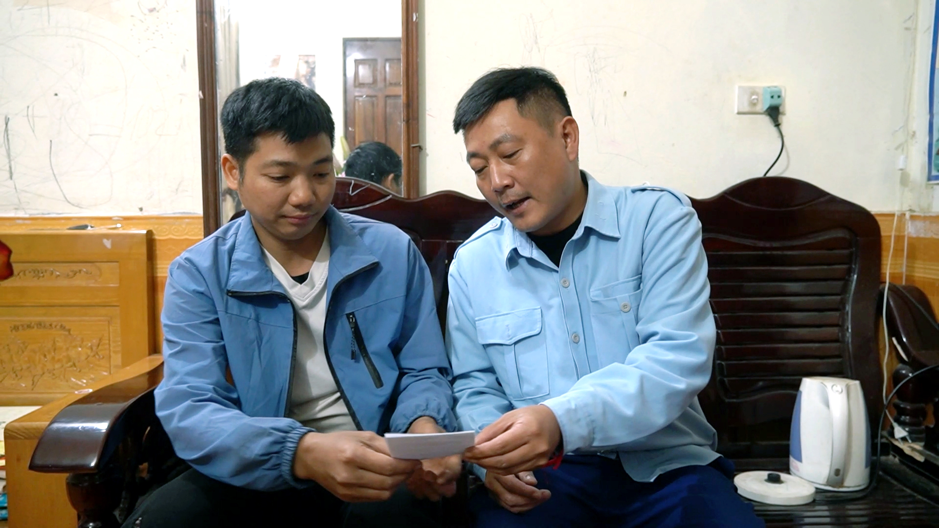 ph&aacute;t thẻ cử tri.jpg