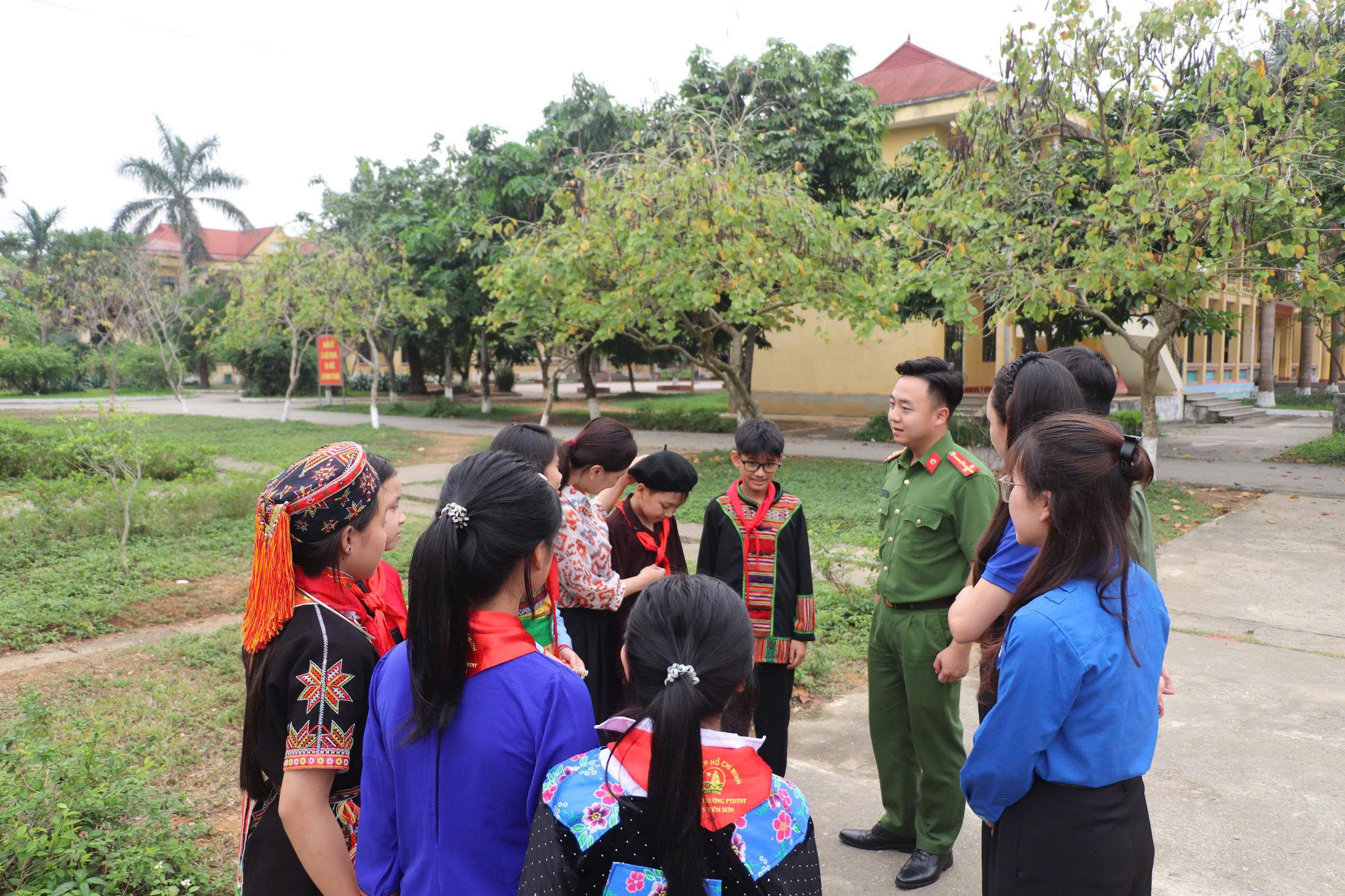 TUỔI TRẺ CÔNG AN XÃ YÊN SƠN ĐẨY MẠNH TUYÊN TRUYỀN PHÁP LUẬT TRONG TRƯỜNG HỌC