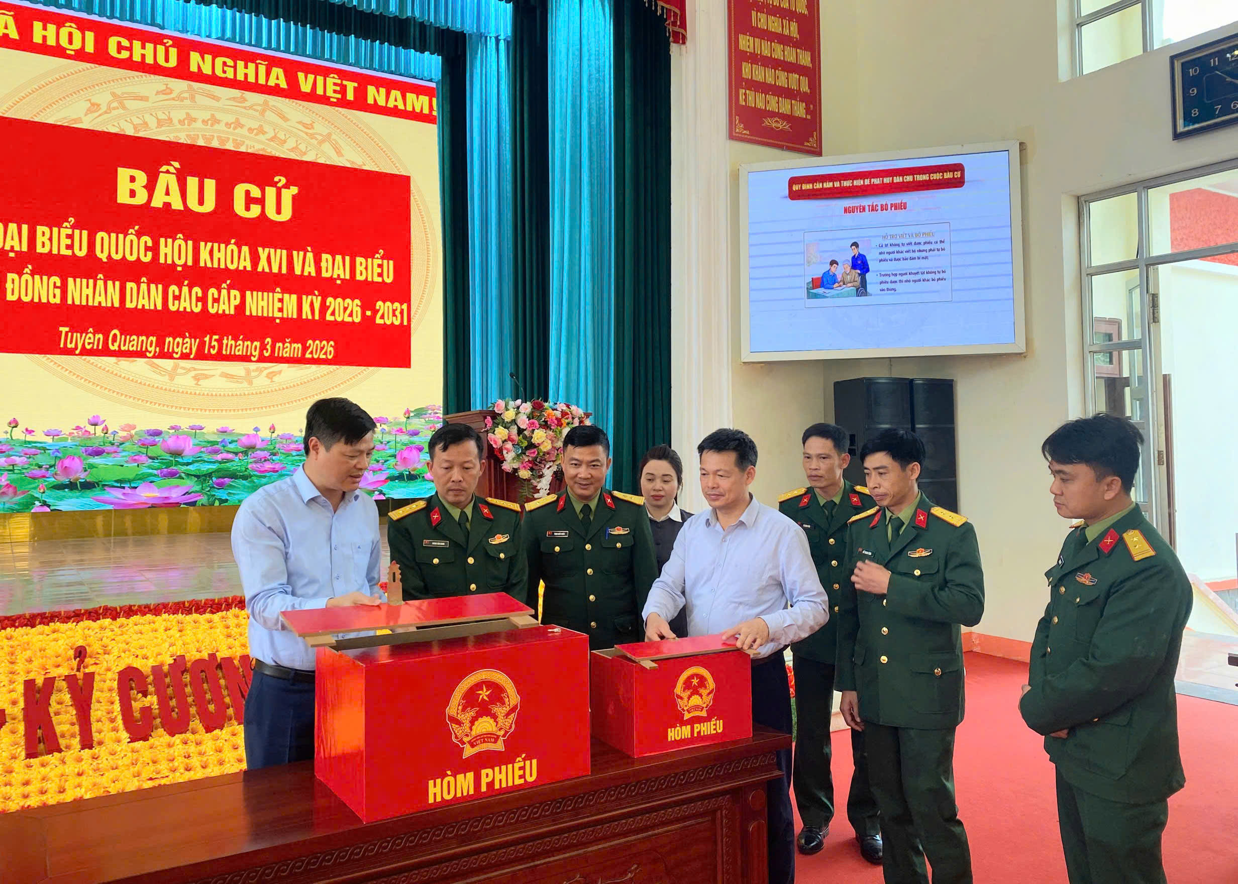 Đồng chí Phó Bí thư Đảng uỷ, Chủ tịch UBND phường, Chủ tịch Ủy ban bầu cử phường An Tường Đỗ Đình Đạt kiểm tra công tác chuẩn bị bầu cử tại các khu vực bỏ phiếu thuộc lực lượng vũ trang trên địa bàn phường