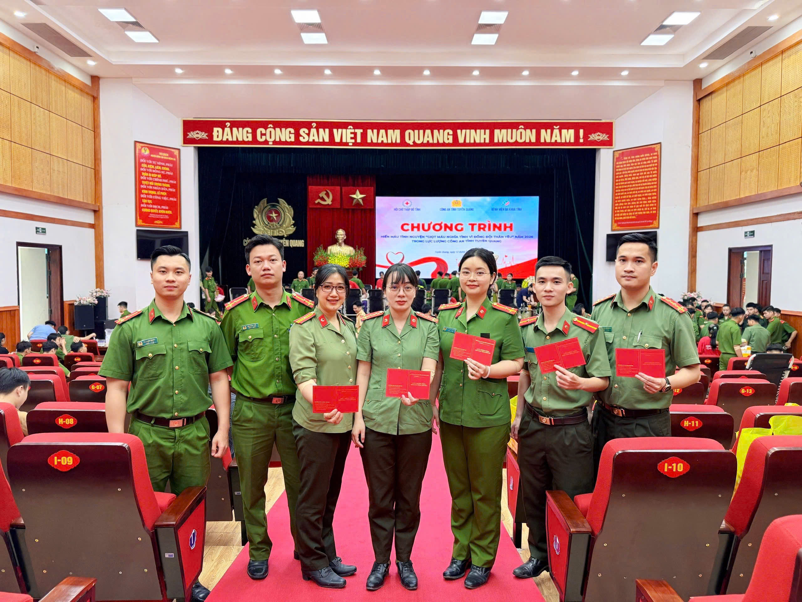 Công an phường Bình Thuận tích cực tham gia hiến máu tình nguyện