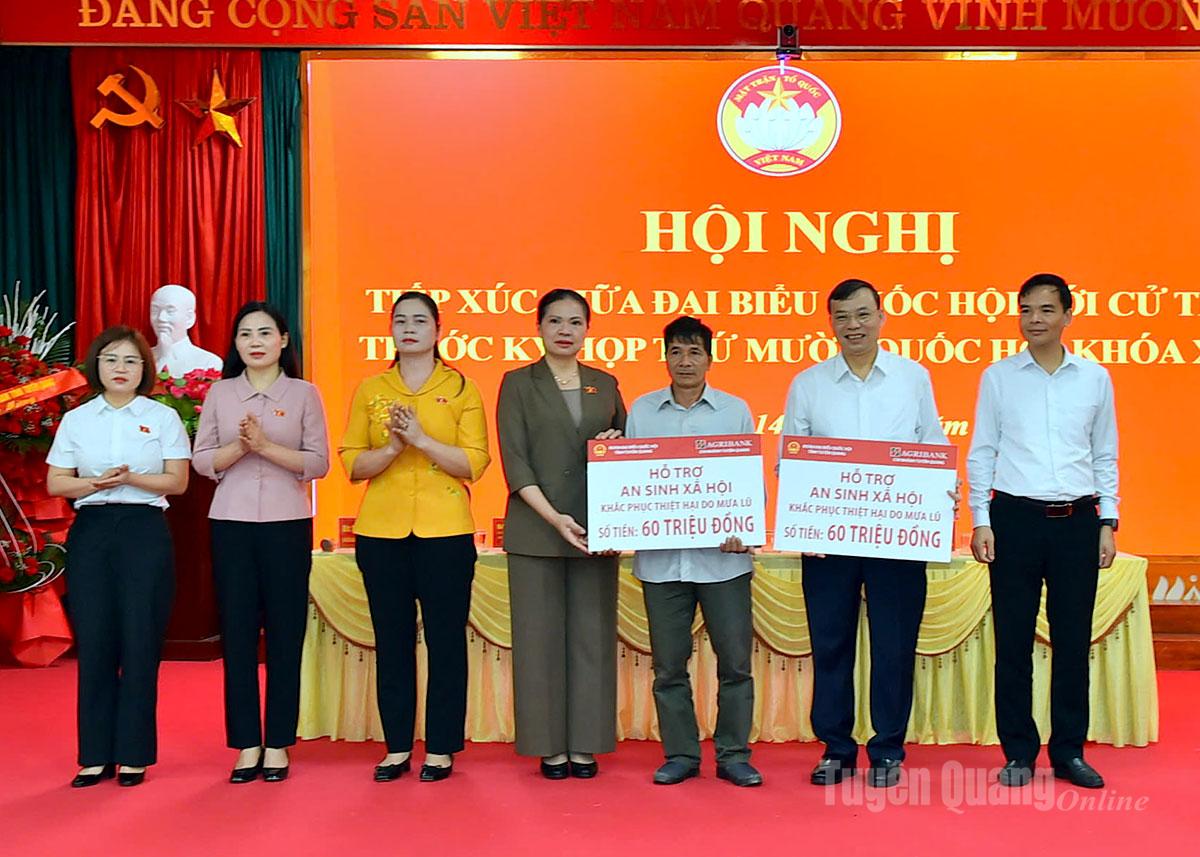 Phó Chủ tịch Ủy ban Trung ương MTTQ Việt Nam Hà Thị Nga tiếp xúc cử tri xã Yên Sơn