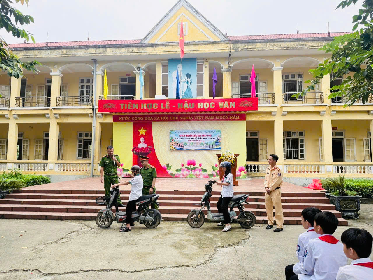 TUYÊN TRUYỀN, GIÁO DỤC PHÁP LUẬT VỀ AN TOÀN GIAO THÔNG CHO GIÁO VIÊN, HỌC SINH TRƯỜNG TRUNG HỌC CƠ SỞ BÌNH CA 2