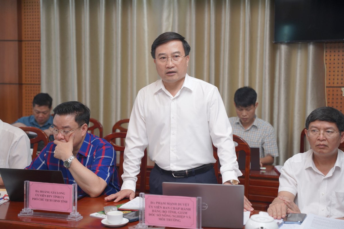 &Ocirc;ng Phạm Mạnh Duyệt, Gi&aacute;m đốc Sở N&ocirc;ng nghiệp v&agrave; M&ocirc;i trường tỉnh Tuy&ecirc;n Quang, trao đổi tại buổi l&agrave;m việc.