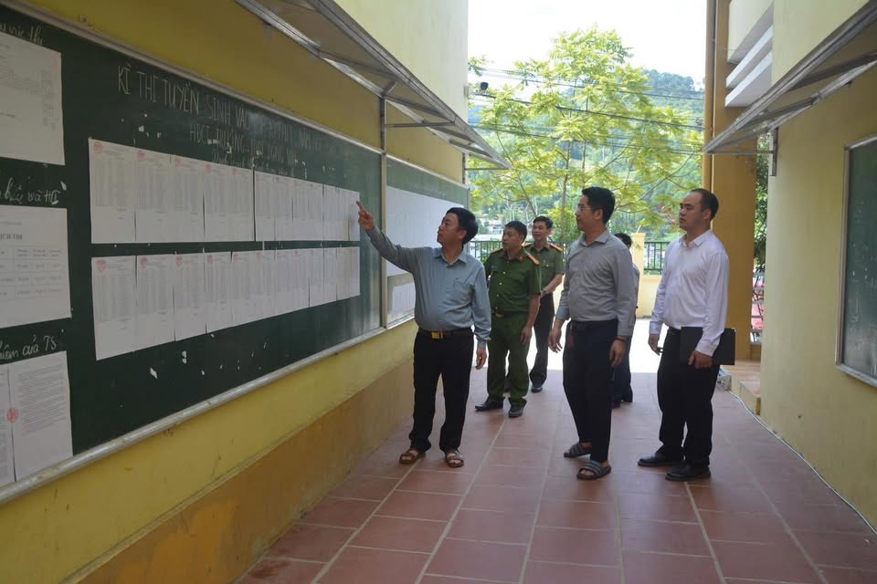 Lãnh đạo xã Đồng Văn kiểm tra công tác chuẩn bị cho kỳ thi tuyển sinh vào 10