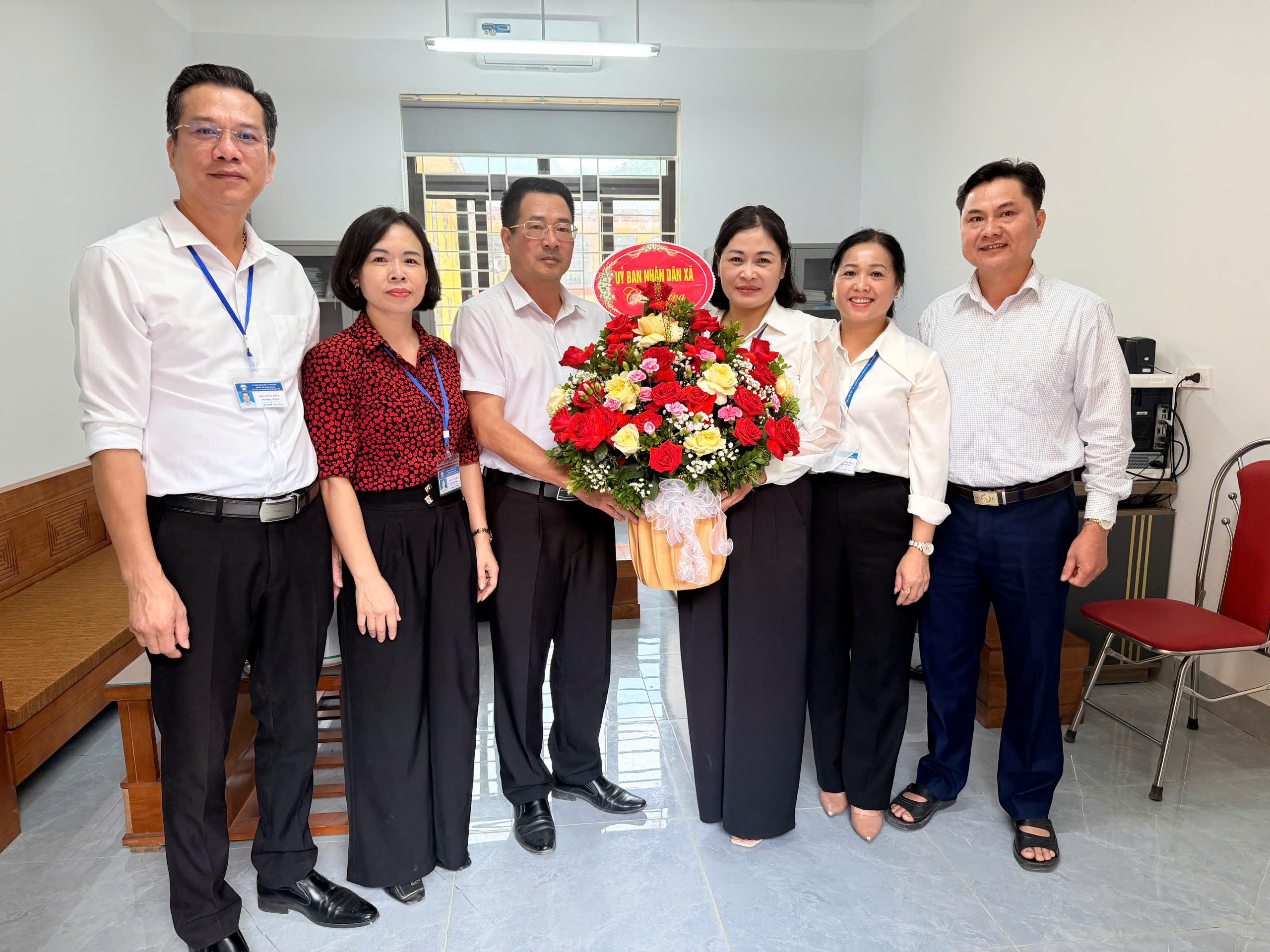 LÃNH ĐẠO XÃ MINH TÂN TẶNG HOA CHÚC MỪNG NHÂN DỊP KỶ NIỆM 96 NĂM NGÀY THÀNH LẬP HỘI LIÊN HIỆP PHỤ NỮ VIỆT NAM (20/10/1930 – 20/10/2026)