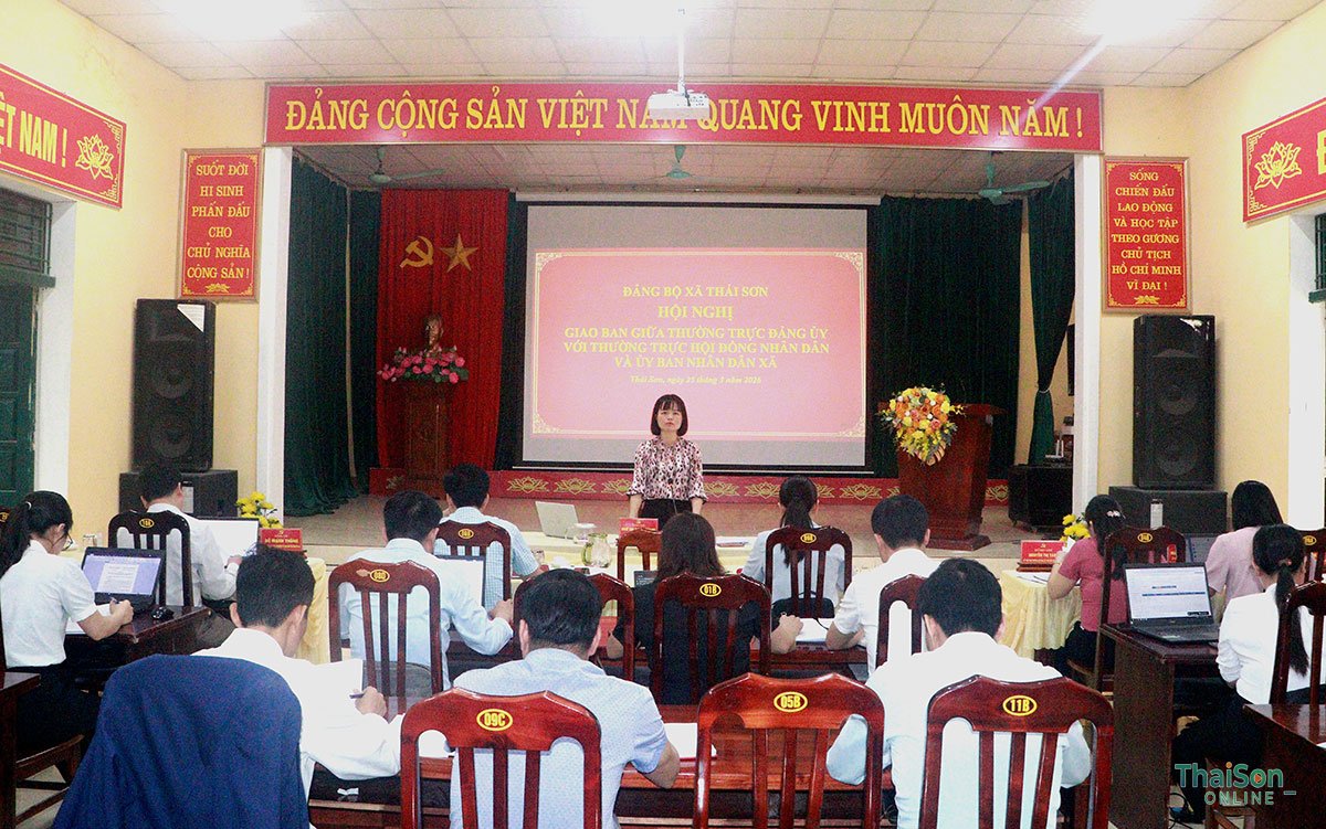 Hội nghị giao ban giữa Thường trực Đảng ủy với Thường trực Hội đồng nhân dân và Ủy ban nhân dân xã