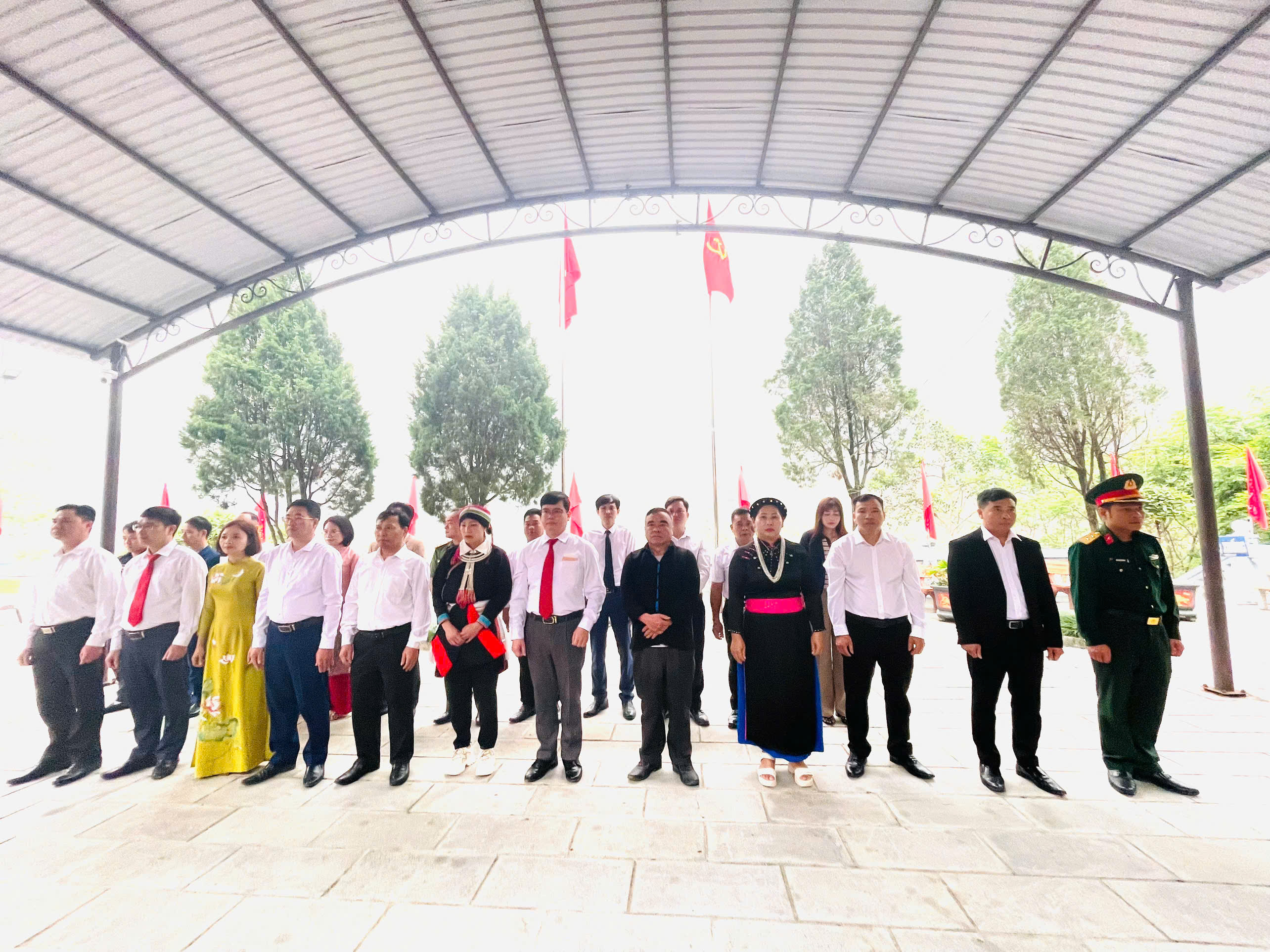 MINH TÂN DÂNG HƯƠNG TẠI ĐÀI TƯỞNG NIỆM TRƯỚC KHAI MẠC KỲ HỌP THỨ NHẤT HĐND XÃ KHÓA XXV