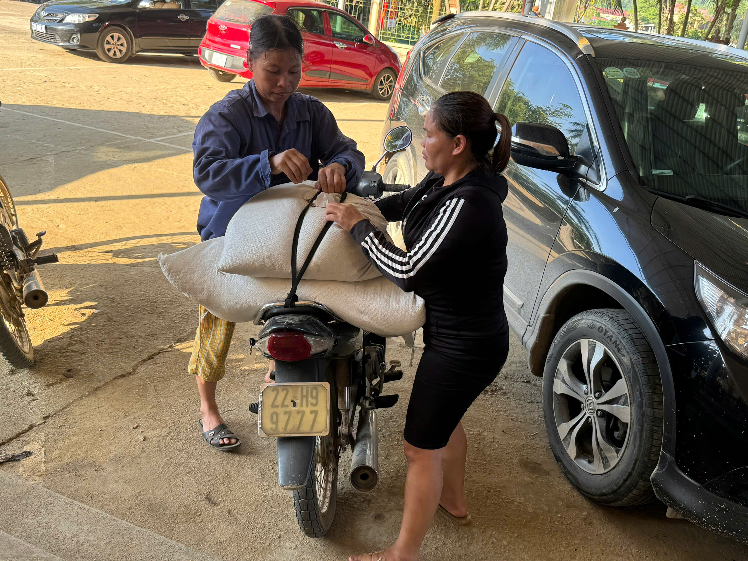 UBND XÃ BÌNH XA CẤP PHÁT GẠO DỊP GIÁP HẠT CHO CÁC HỘ NGHÈO