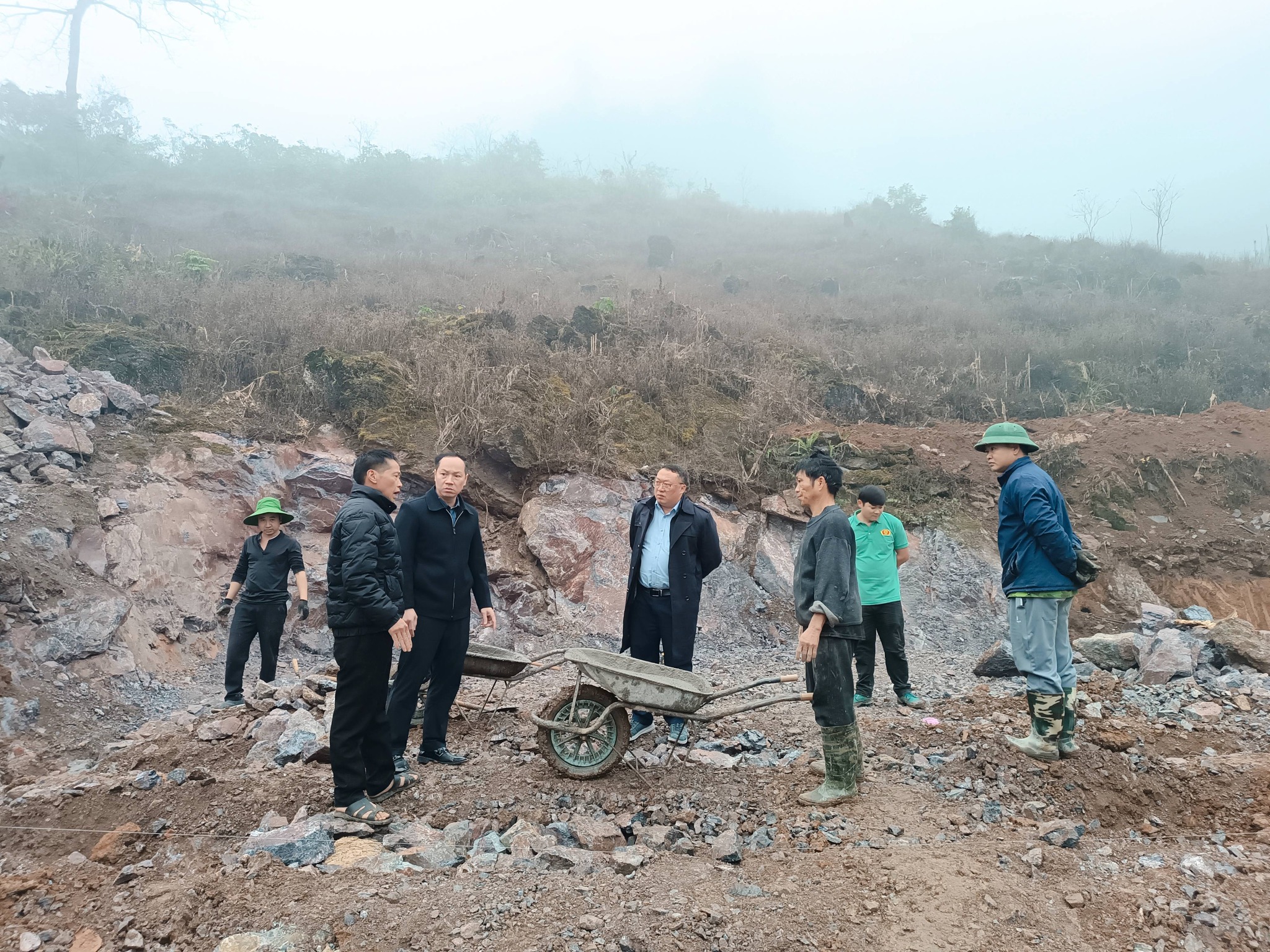 ĐỒNG CHÍ HÀ VĂN CHUNG - BÍ THƯ ĐẢNG ỦY, CHỦ TỊCH HĐND XÃ KIỂM TRA TÌNH HÌNH THỰC HIỆN NHIỆM VỤ TẠI CƠ SỞ