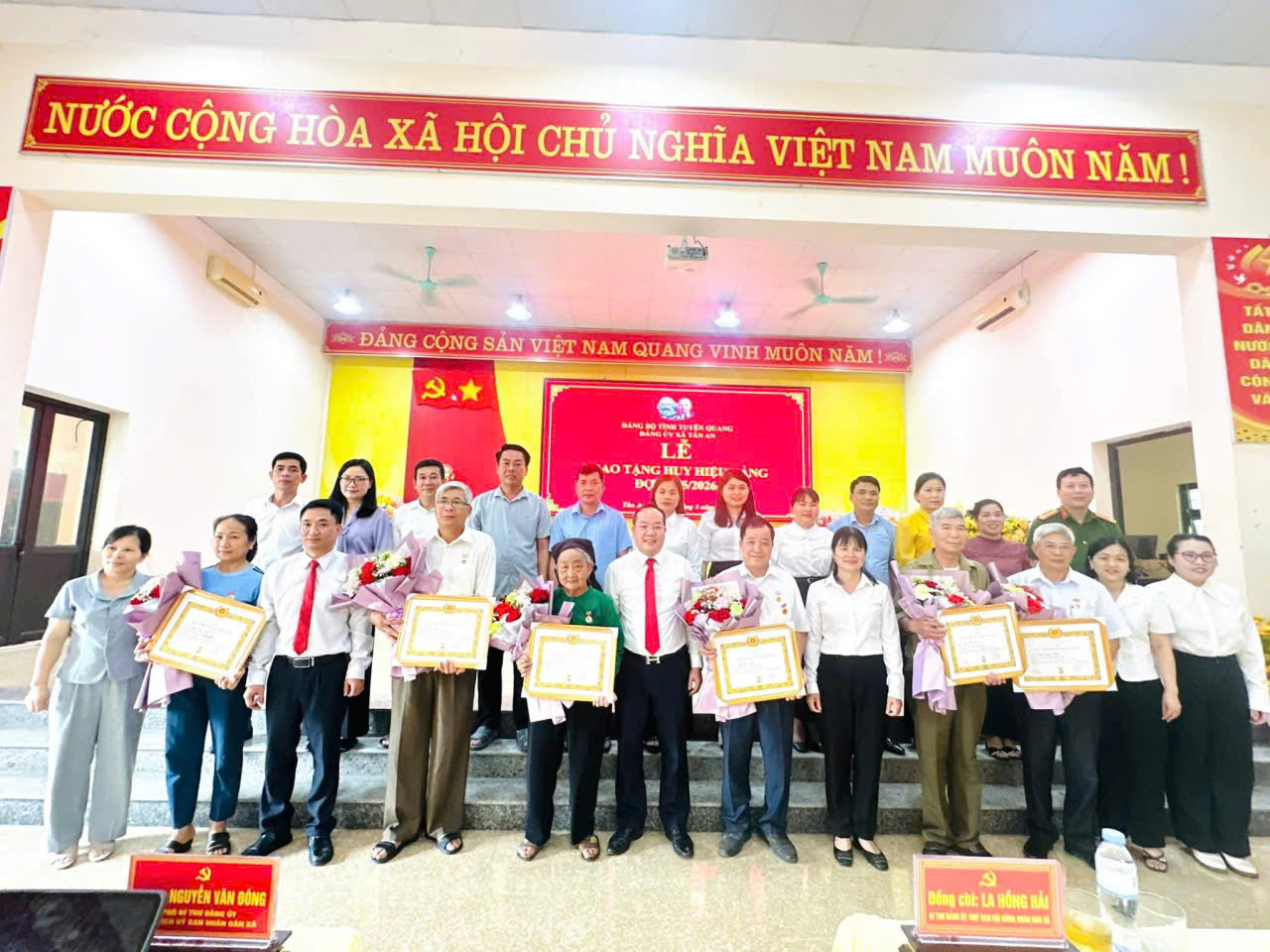 ĐẢNG ỦY XÃ TÂN AN TỔ CHỨC LỄ TRAO TẶNG HUY HIỆU ĐẢNG ĐỢT 19/5/2026