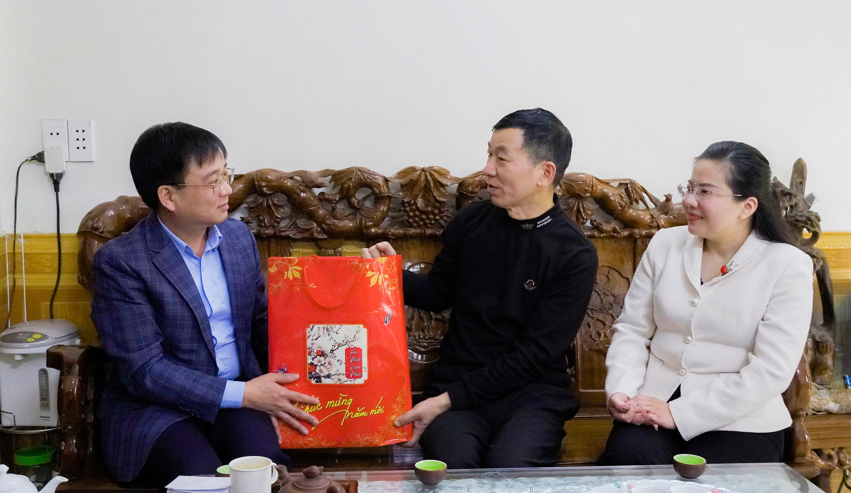 chủ nhiệm UBKT tỉnh ủy tặng qu&agrave; tết (4).jpg