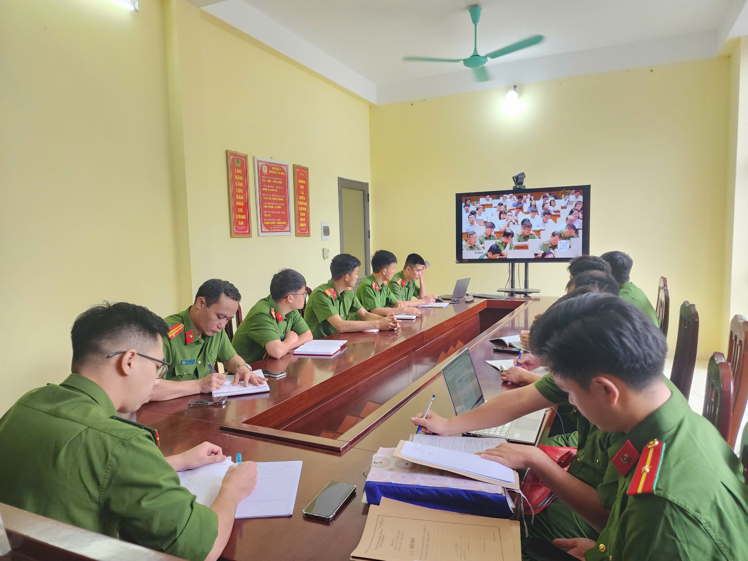 CÔNG AN XÃ LŨNG PHÌN THAM GIA HỘI NGHỊ TOÀN QUỐC NGHIÊN CỨU, HỌC TẬP, QUÁN TRIỆT VÀ TRIỂN KHAI THỰC HIỆN NGHỊ QUYẾT HỘI NGHỊ TRUNG ƯƠNG 3 KHÓA XIV