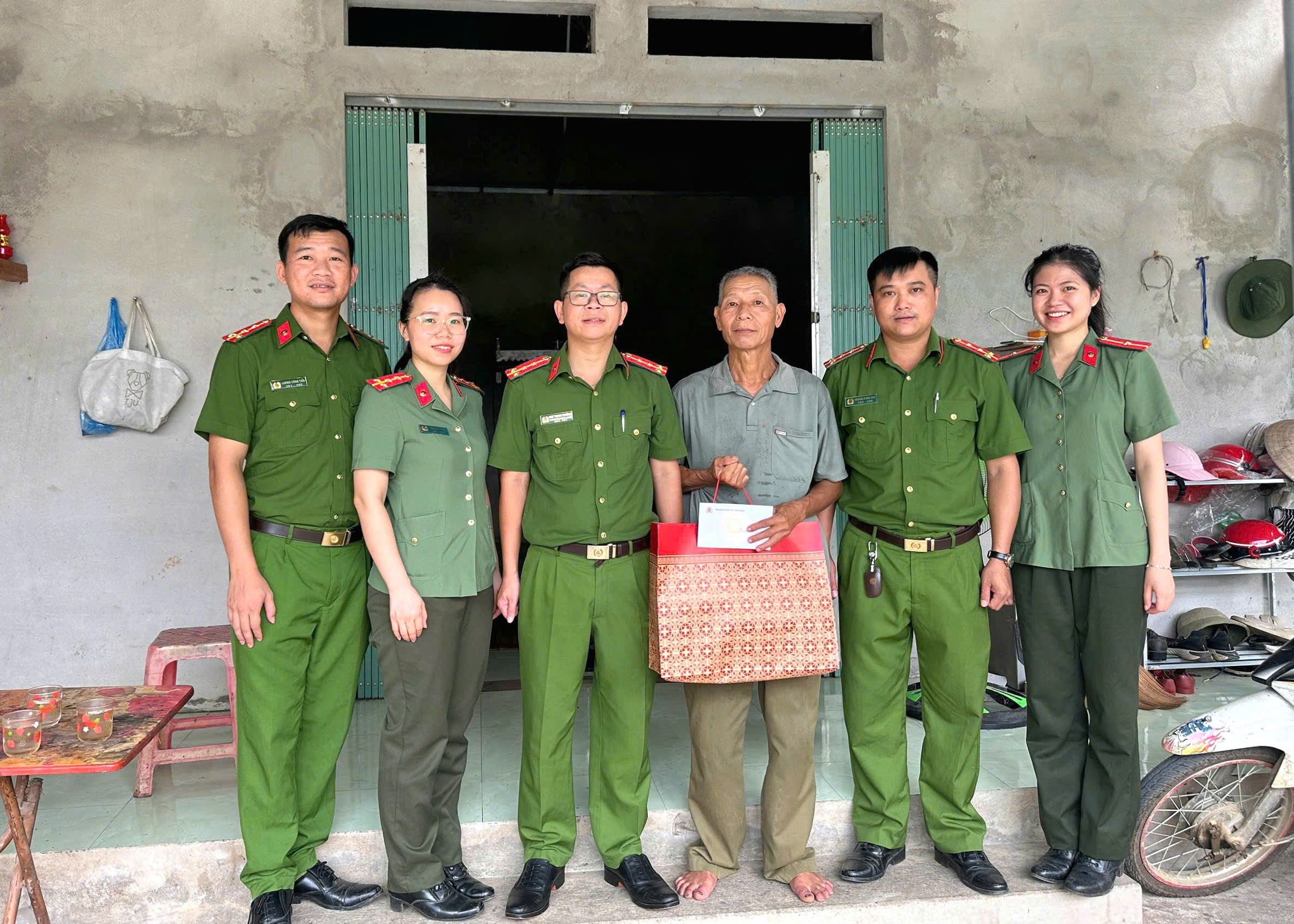 CÔNG AN XÃ TÂN MỸ THĂM HỎI, ĐỘNG VIÊN THÀNH VIÊN LỰC LƯỢNG THAM GIA BẢO VỆ AN NINH, TRẬT TỰ Ở CƠ SỞ