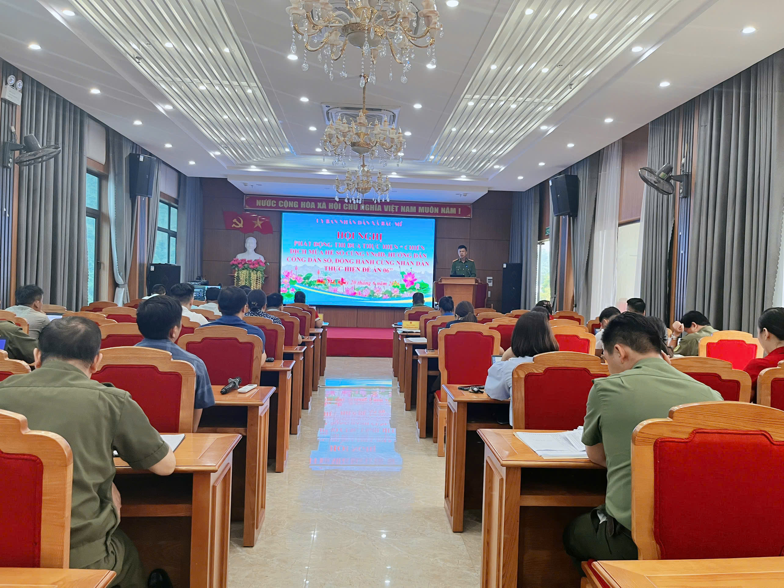 “CHIẾN DỊCH MÙA HÈ SỐ CÙNG VNEID, HƯỚNG DẪN CÔNG DÂN SỐ, ĐỒNG HÀNH CÙNG NHÂN DÂN THỰC HIỆN ĐỀ ÁN 06”